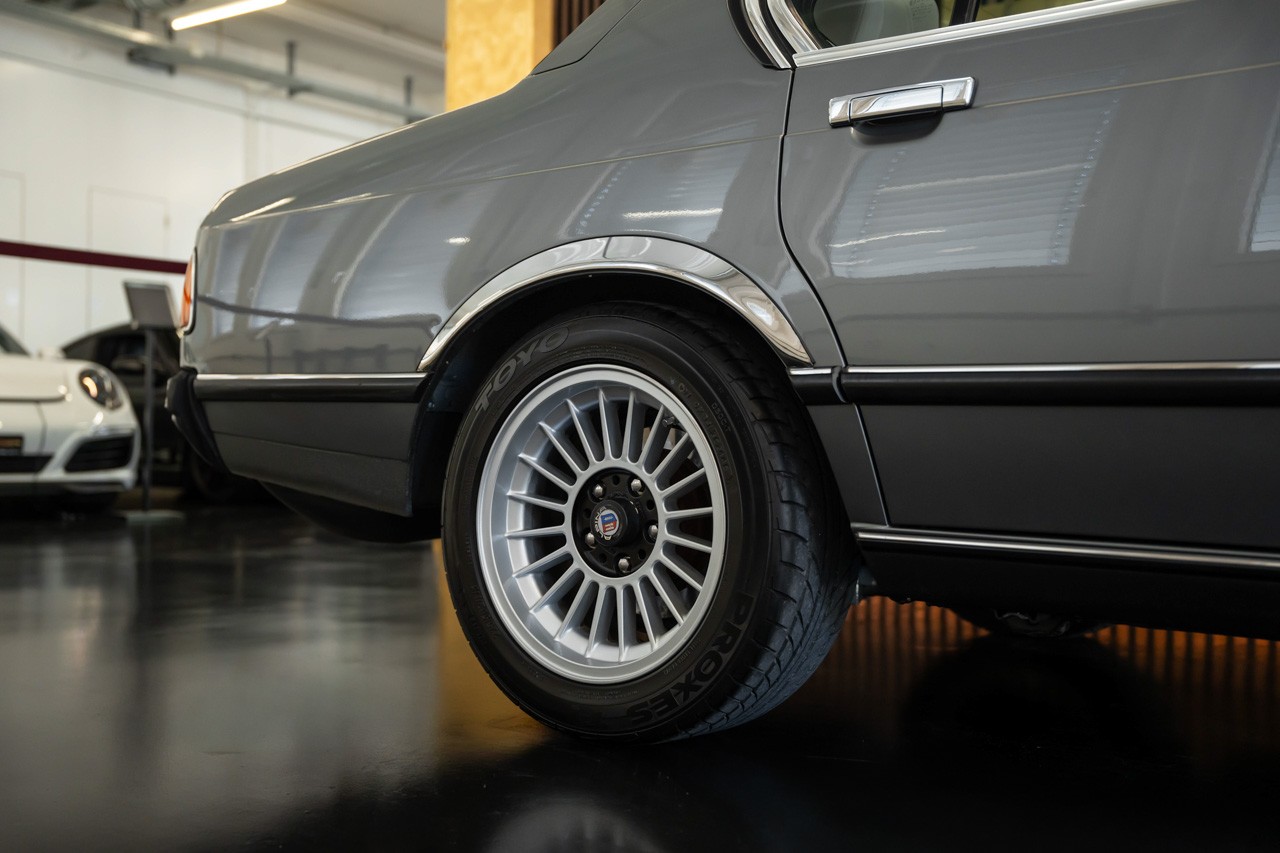 BMW 735i-image-11