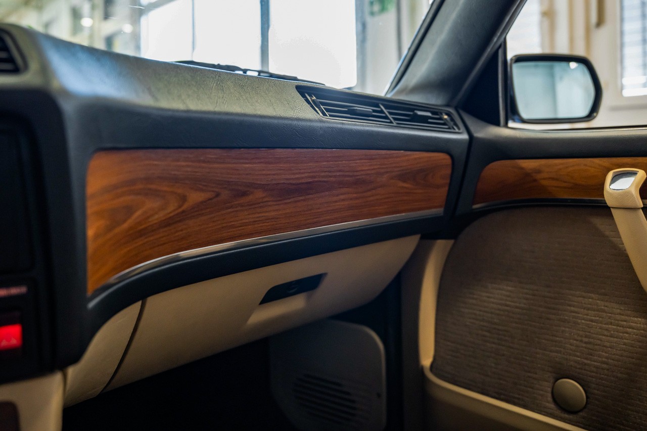BMW 735i-image-27