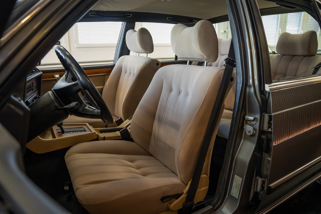 BMW 735i-image-14