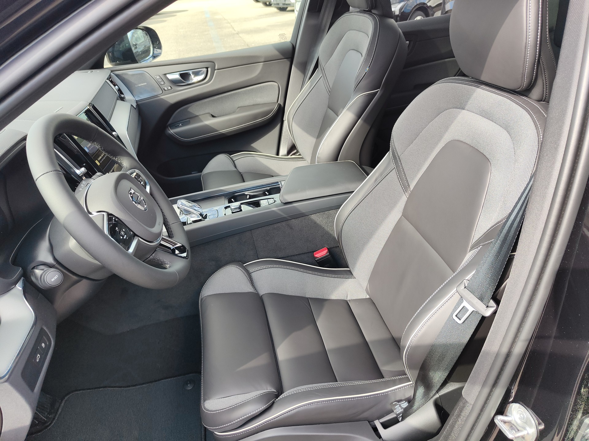 VOLVO XC60 2.0 T6 TE Ultimate Dark eAWD-image-6