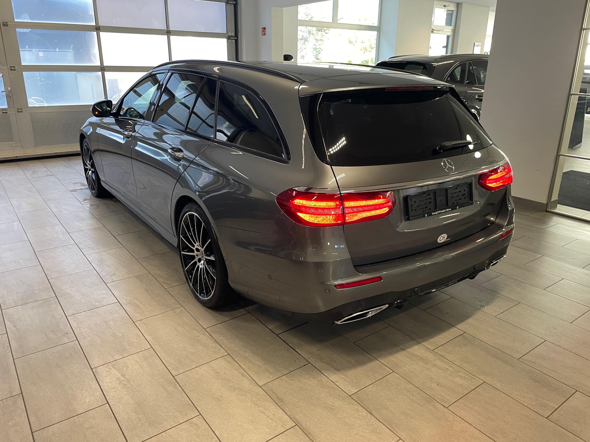 MERCEDES-BENZ E 220 d Swiss Star AMG Line 4Matic 9G-Tronic-image-4