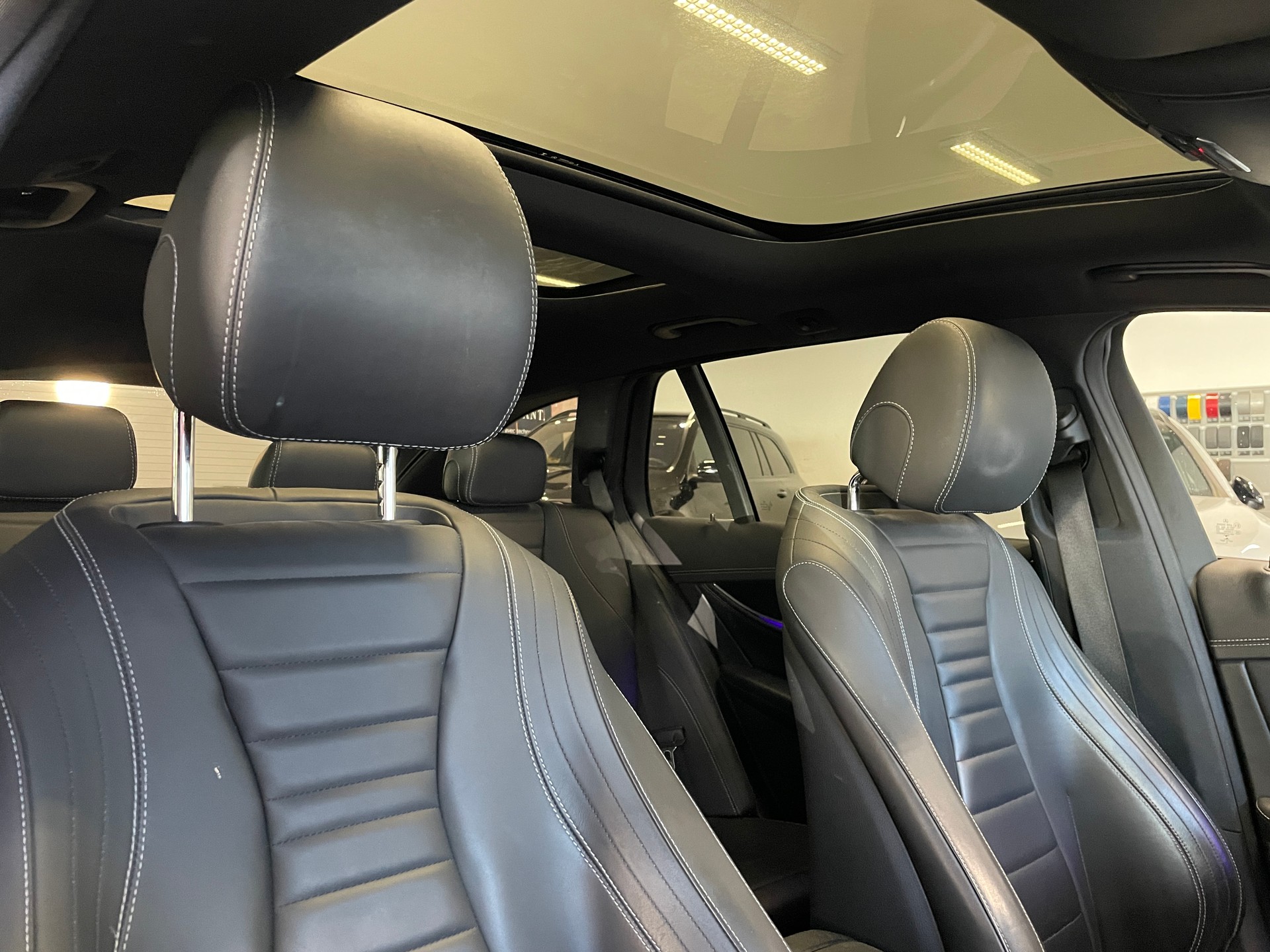 MERCEDES-BENZ E 220 d Swiss Star AMG Line 4Matic 9G-Tronic-image-23