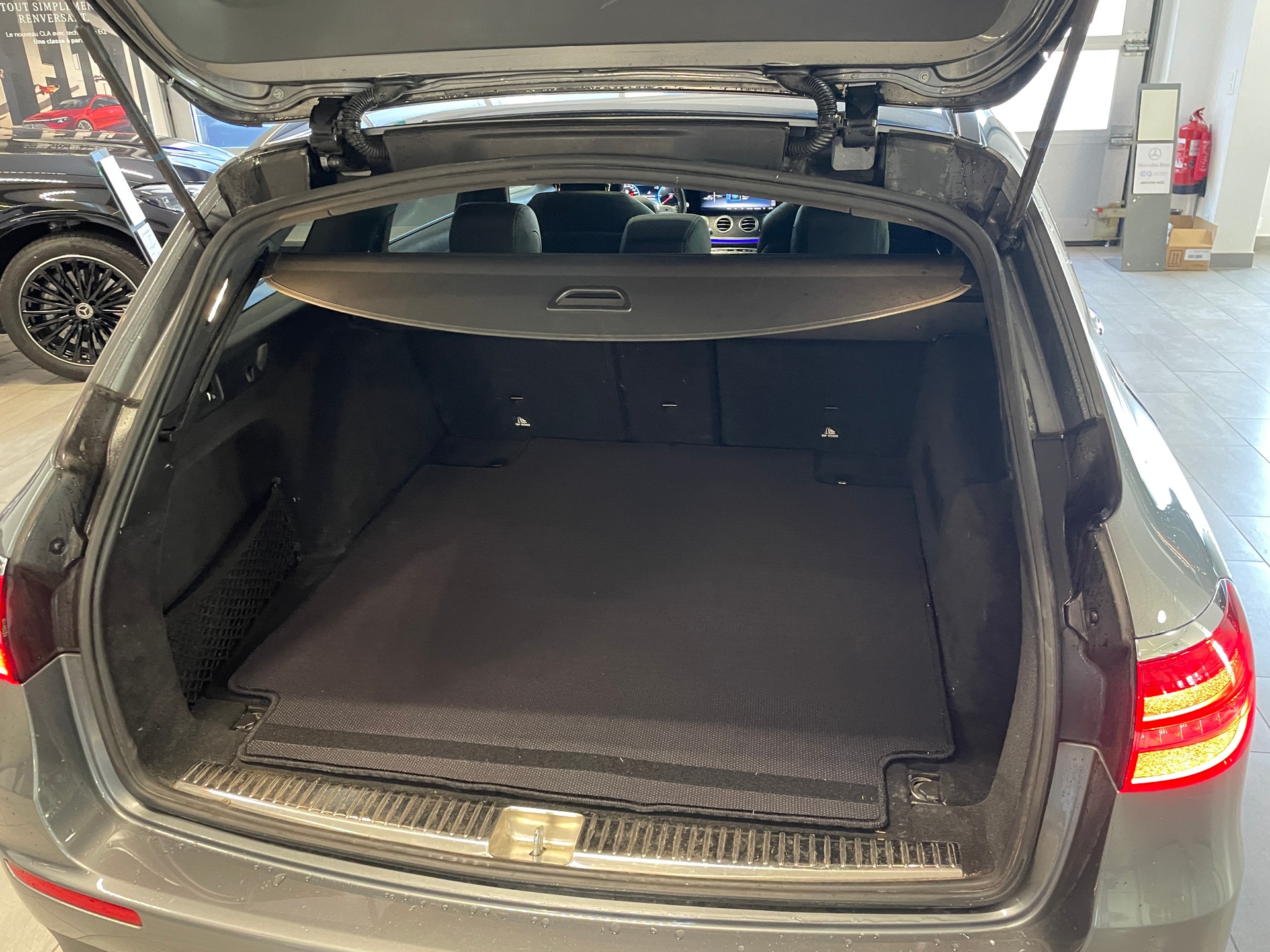 MERCEDES-BENZ E 220 d Swiss Star AMG Line 4Matic 9G-Tronic-image-6