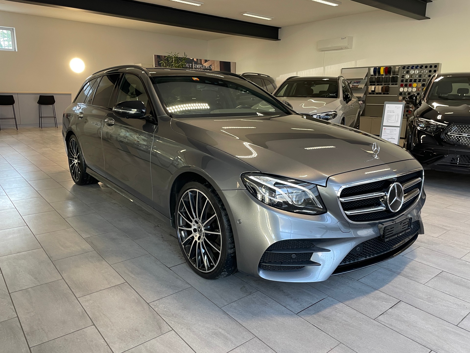 MERCEDES-BENZ E 220 d Swiss Star AMG Line 4Matic 9G-Tronic-image-2
