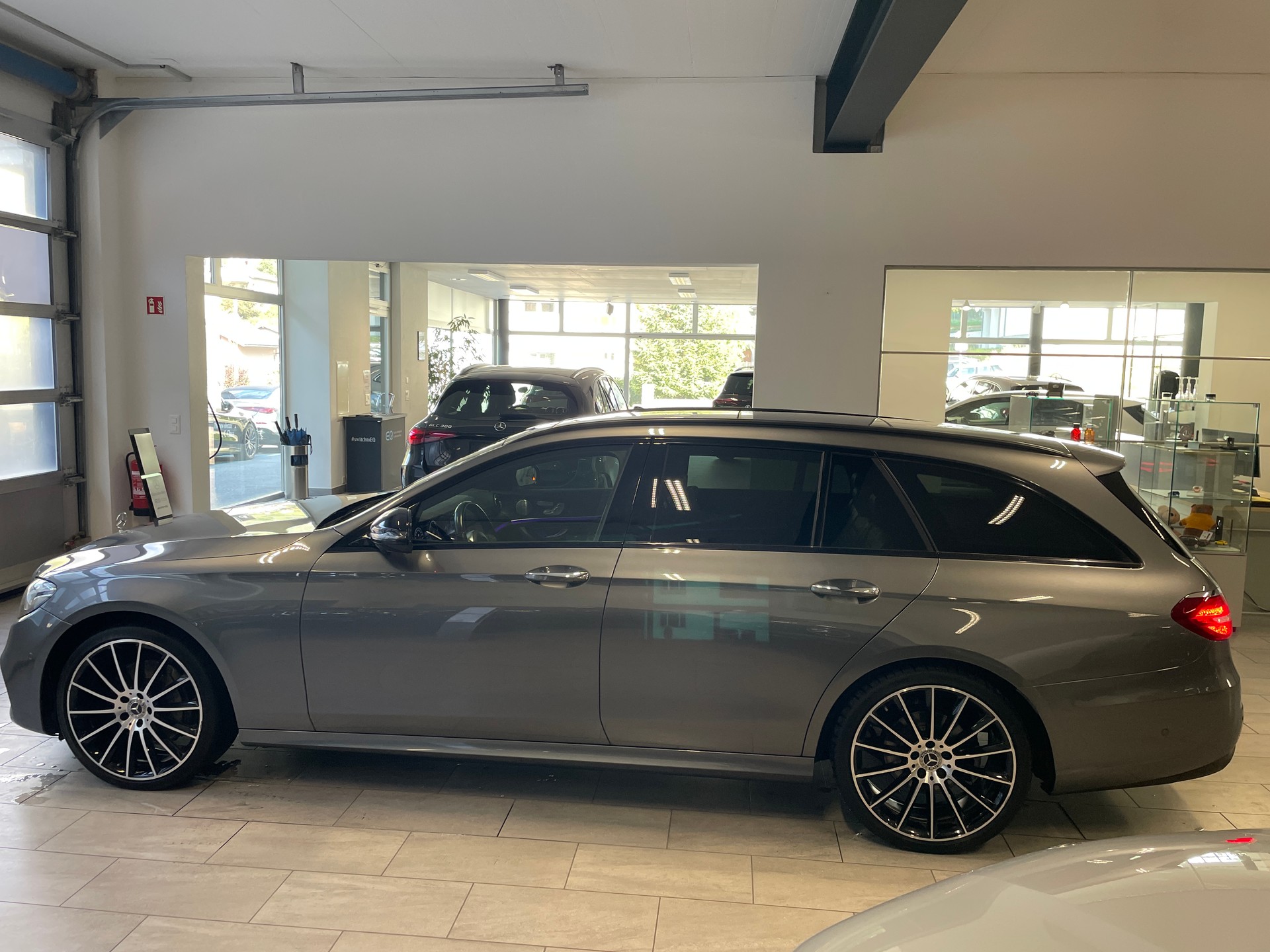 MERCEDES-BENZ E 220 d Swiss Star AMG Line 4Matic 9G-Tronic-image-3