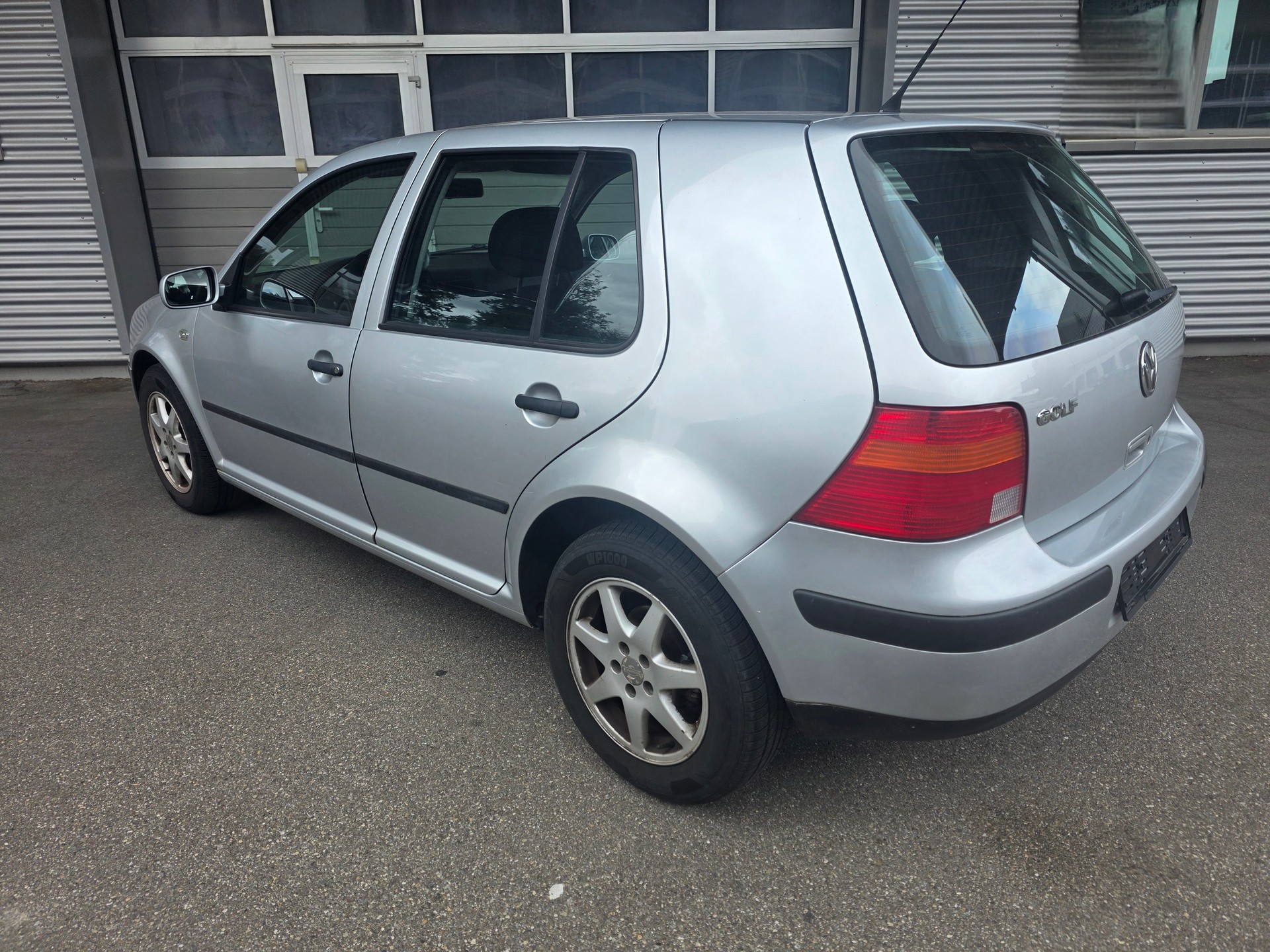 VW Golf 1.6 Comfortline Automatic-image-7