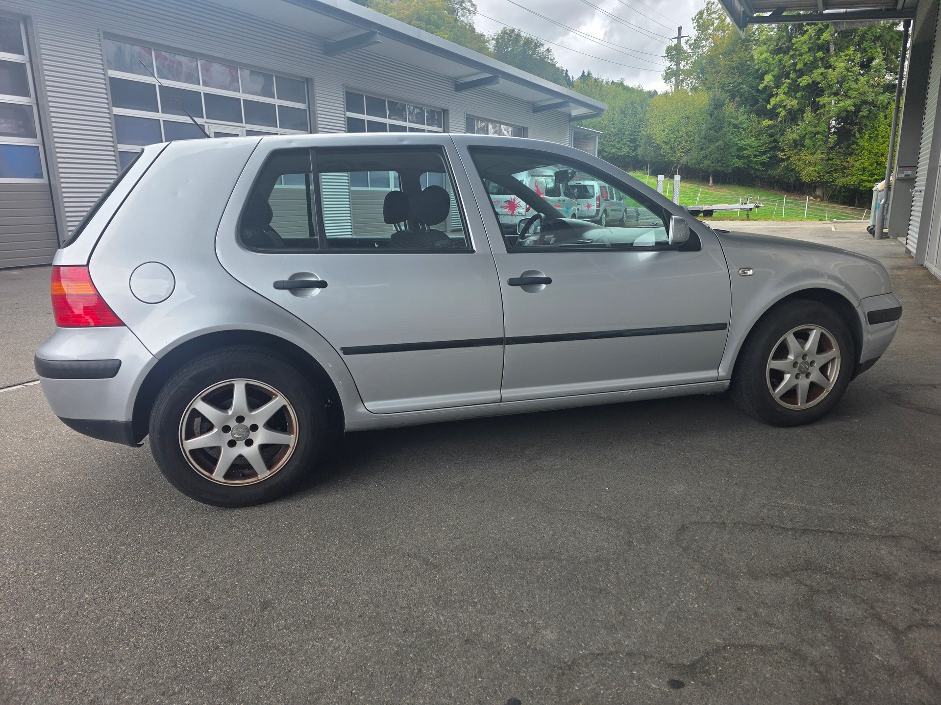 VW Golf 1.6 Comfortline Automatic-image-4