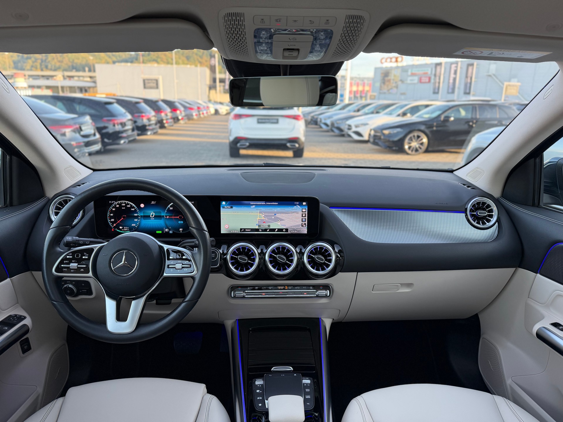 MERCEDES-BENZ EQA 300 4Matic-image-4