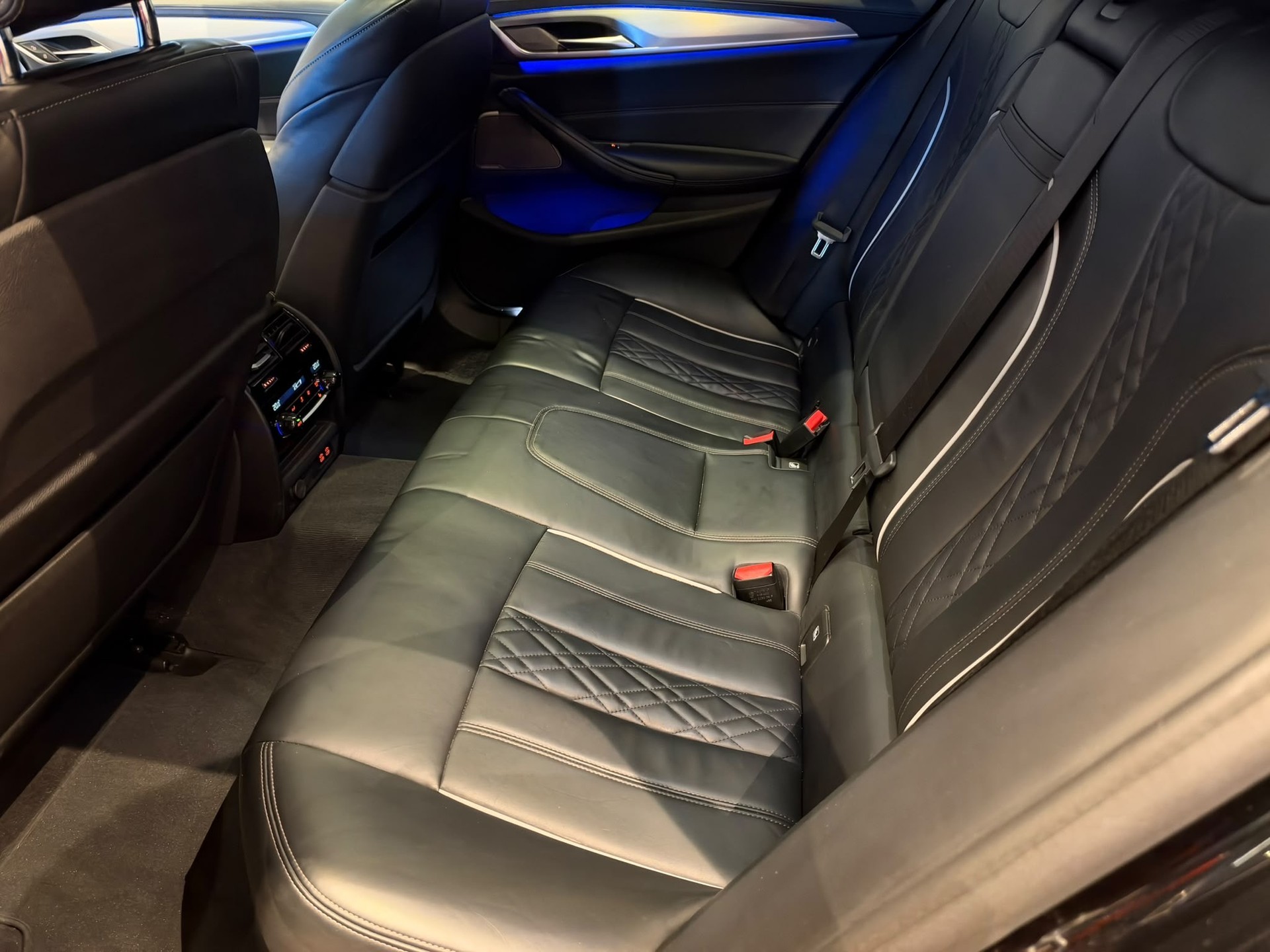 BMW M550d xDrive SAG Touring-image-17
