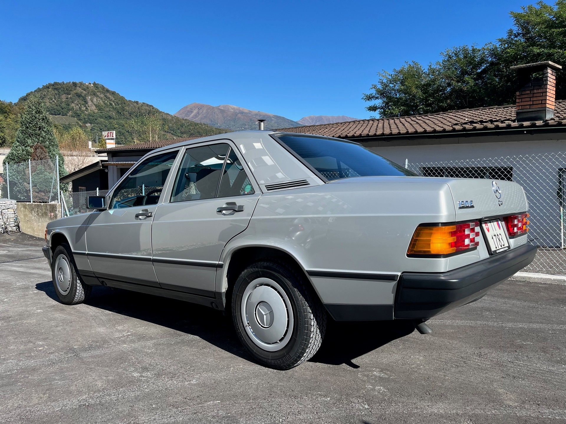 MERCEDES-BENZ 190 E 2.0-image-0