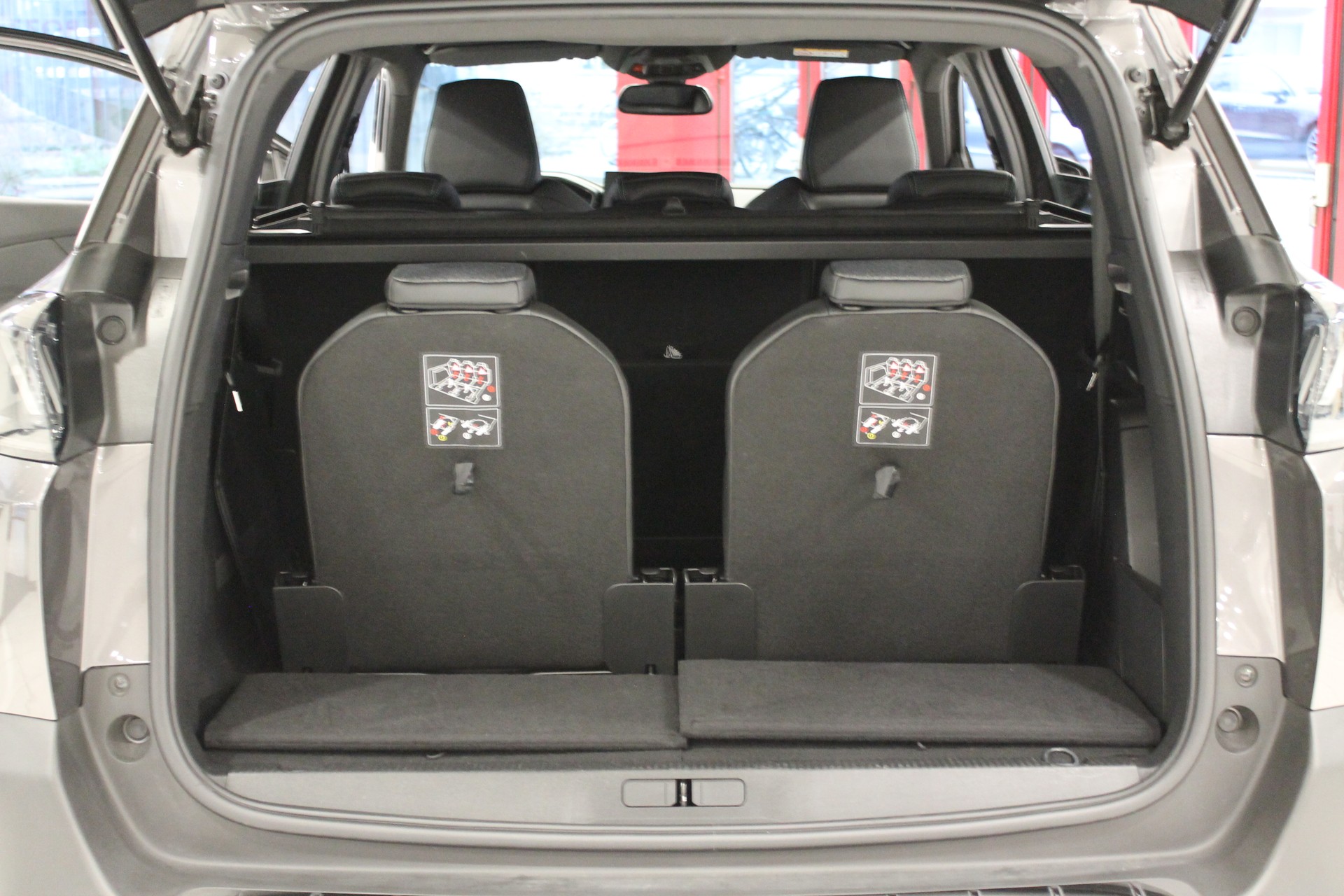 PEUGEOT 5008 1.5 BlueHDi Allure Pack EAT8-image-14
