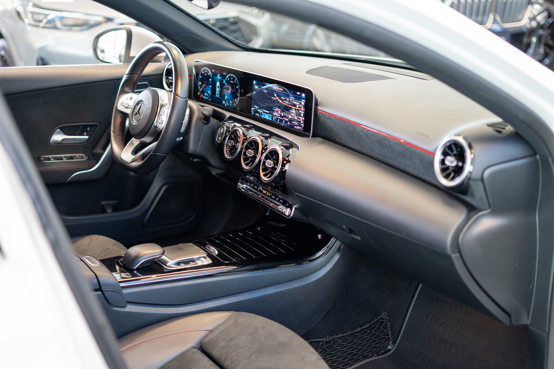 MERCEDES-BENZ A 180 AMG Line Limousine-image-13