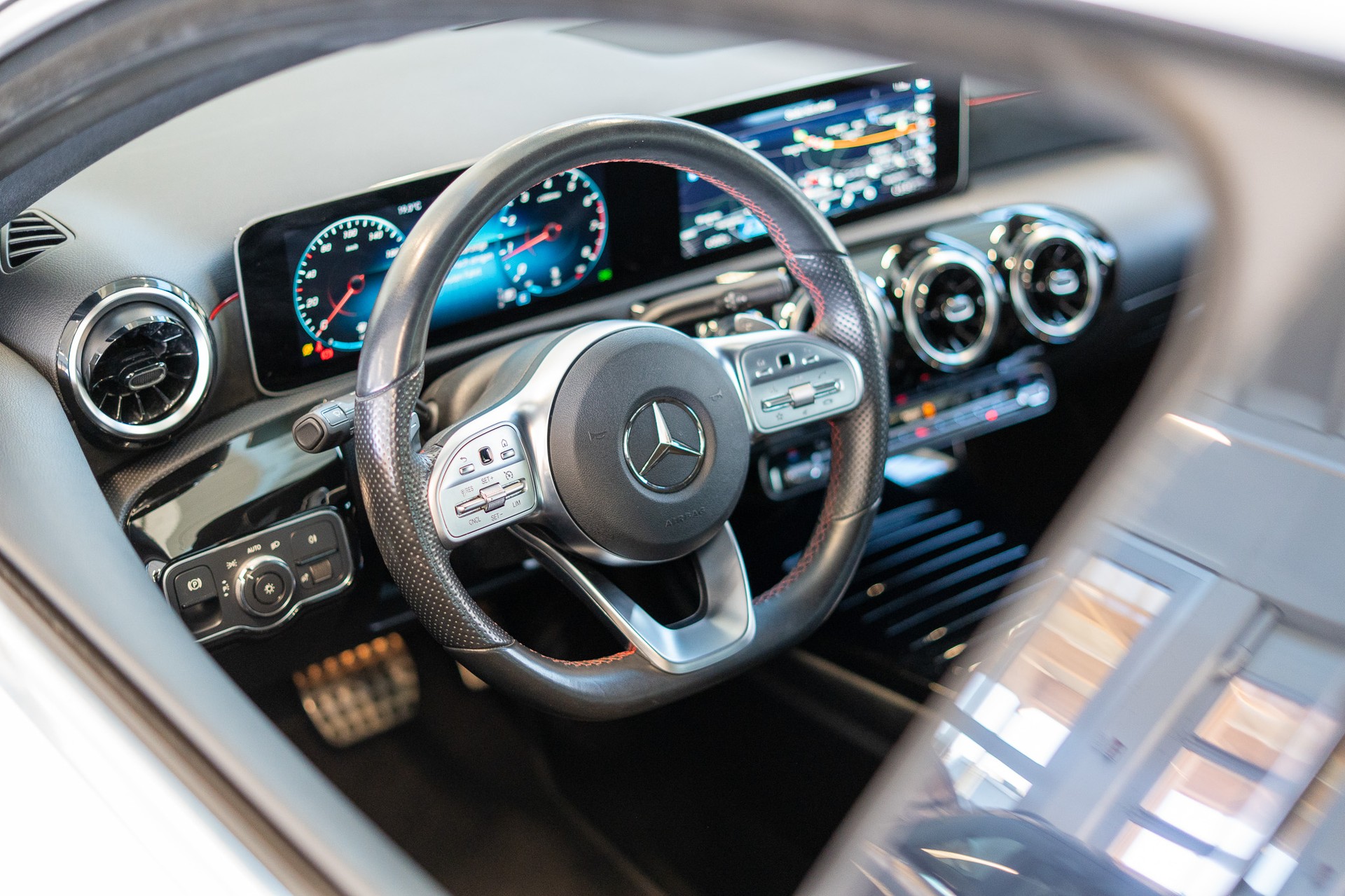 MERCEDES-BENZ A 180 AMG Line Limousine-image-8