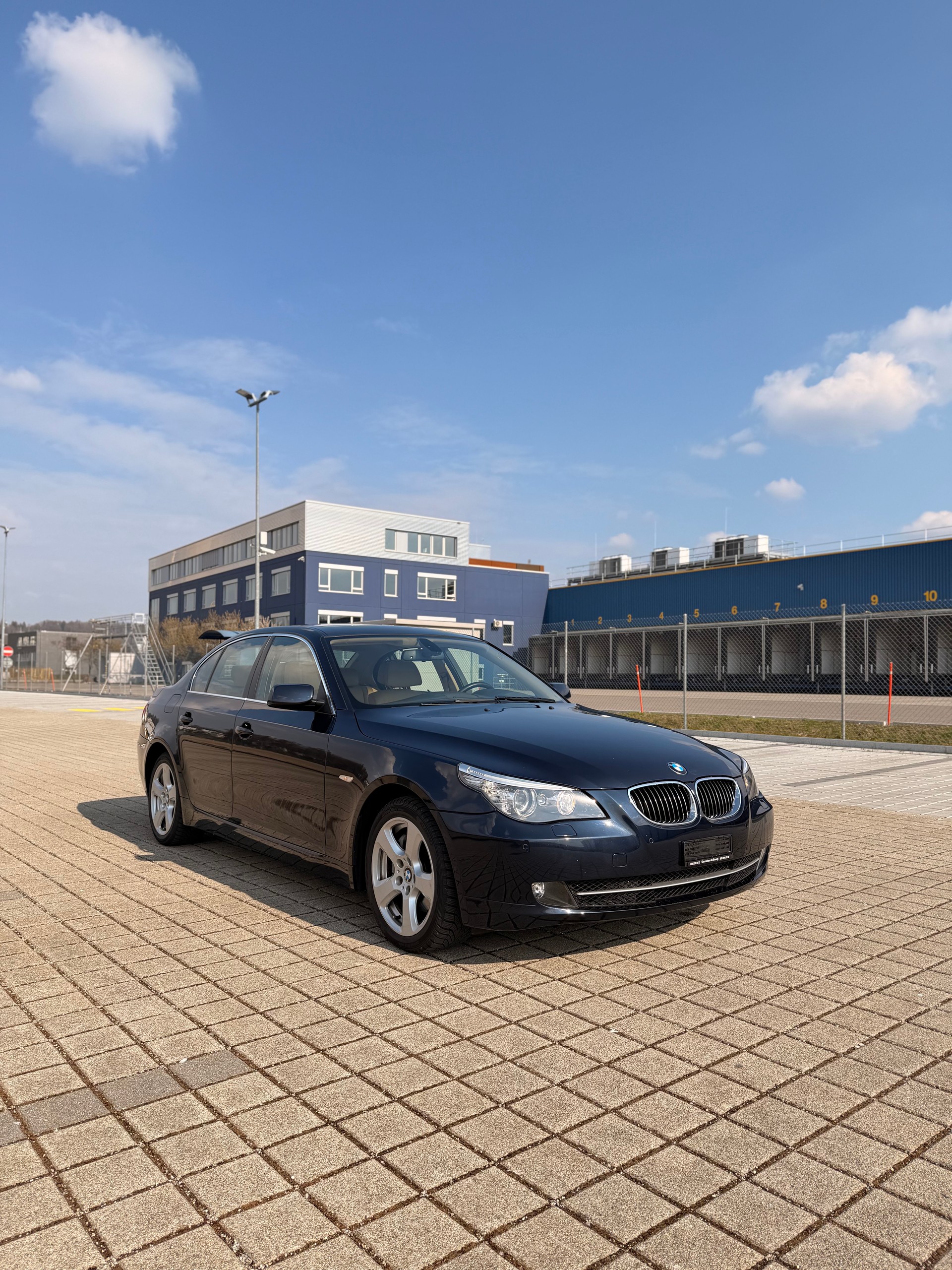 BMW 530xi Steptronic-showroom-element-3