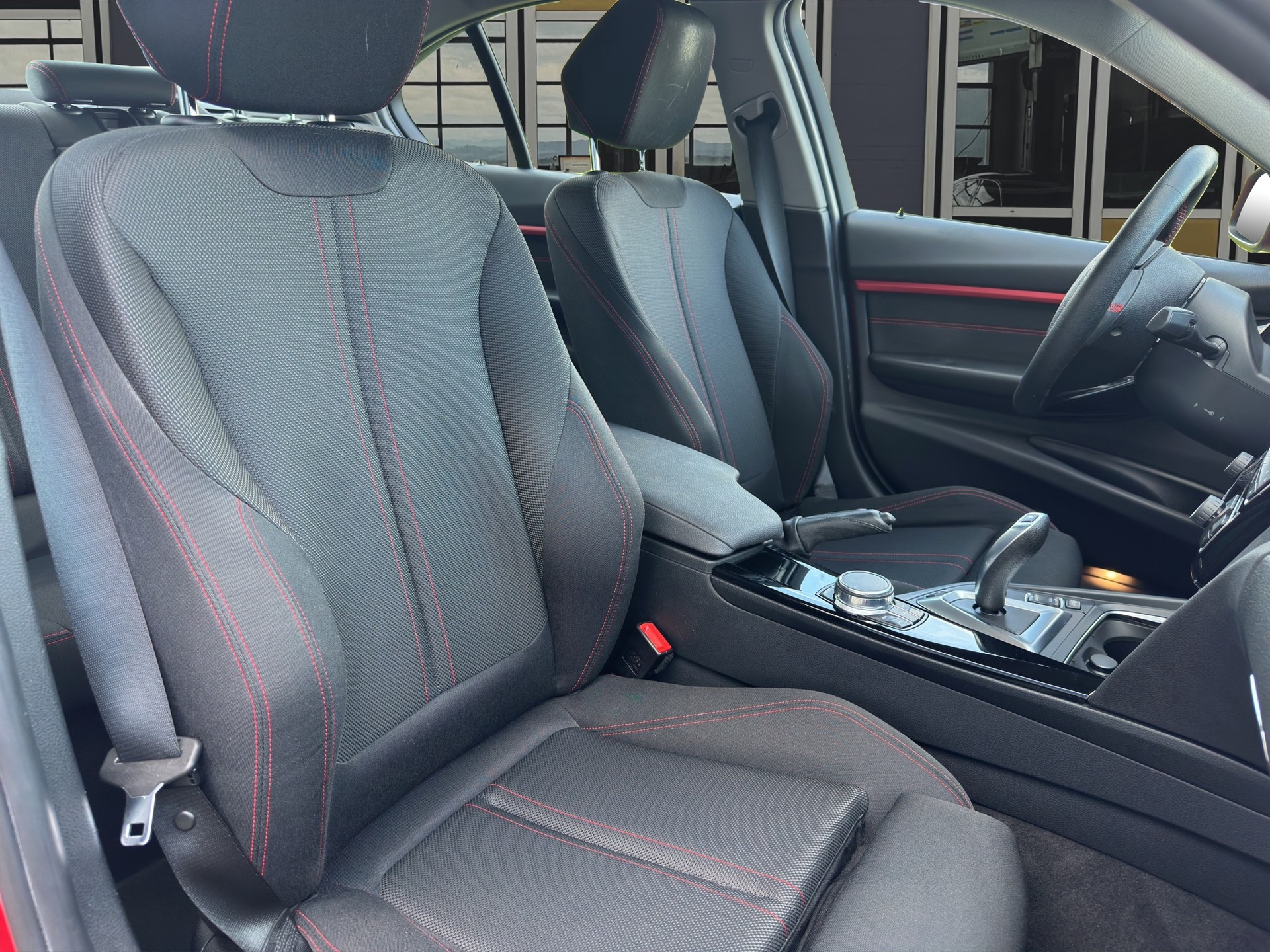 BMW 330e iPerformance Sport Line Steptronic-image-9