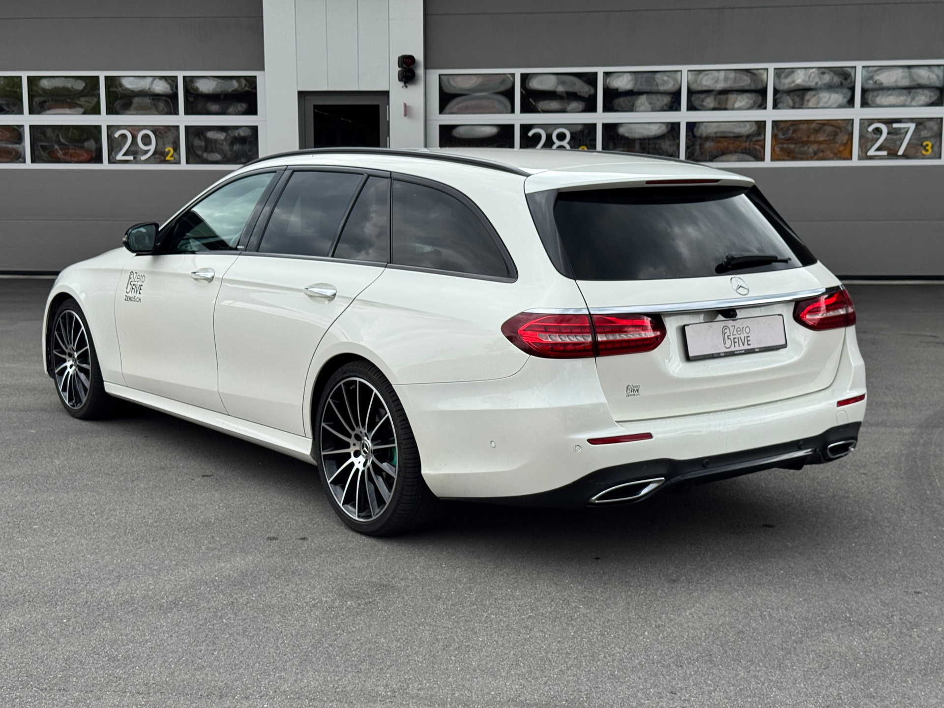 MERCEDES-BENZ E 220 d T 4Matic AMG Line 9G-Tronic-image-3
