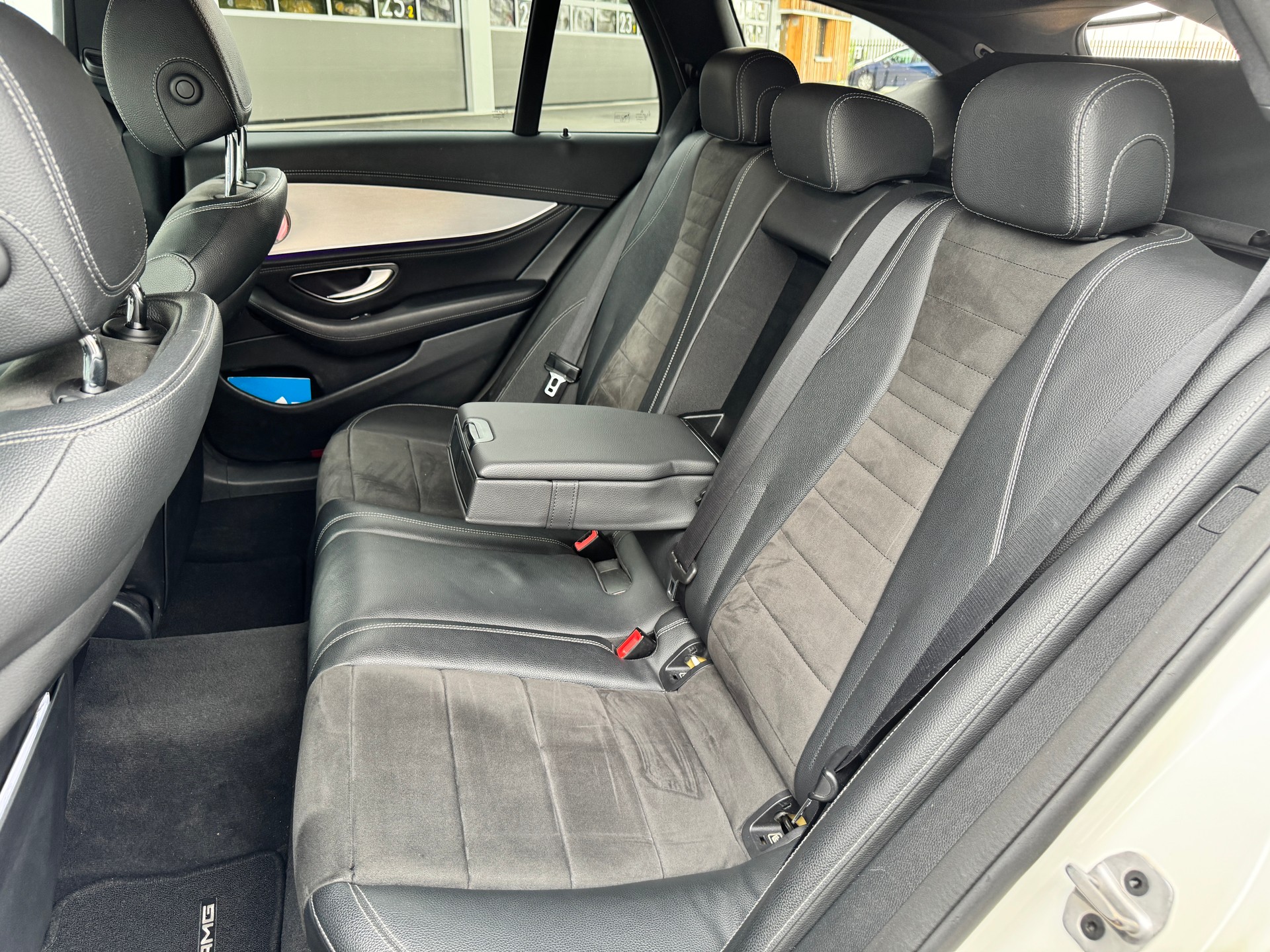 MERCEDES-BENZ E 220 d T 4Matic AMG Line 9G-Tronic-image-7