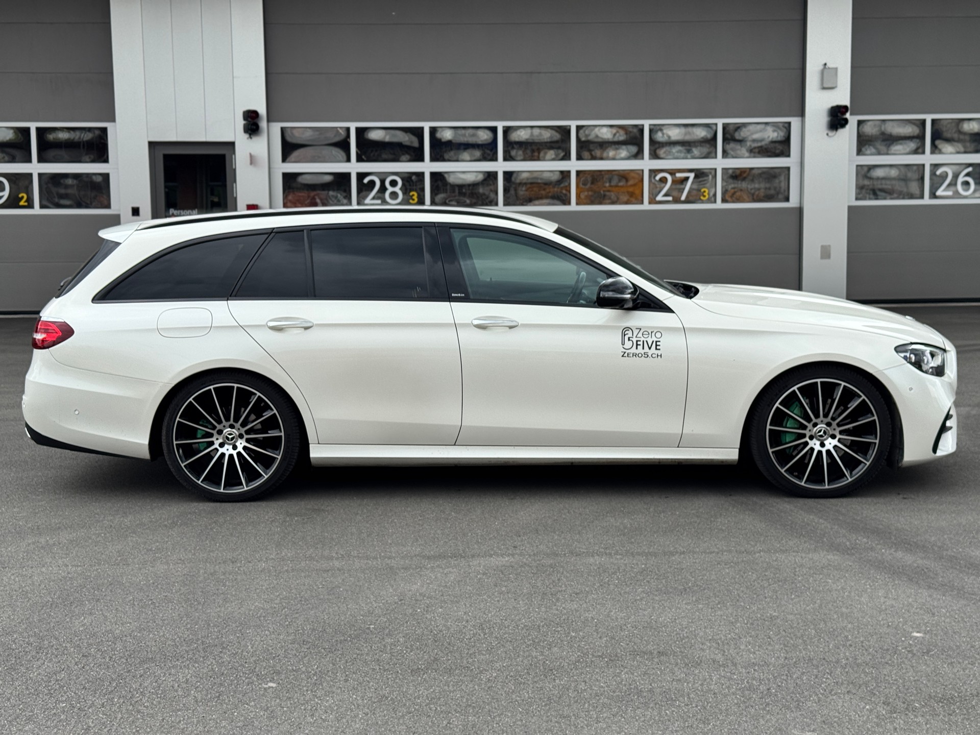 MERCEDES-BENZ E 220 d T 4Matic AMG Line 9G-Tronic-image-2