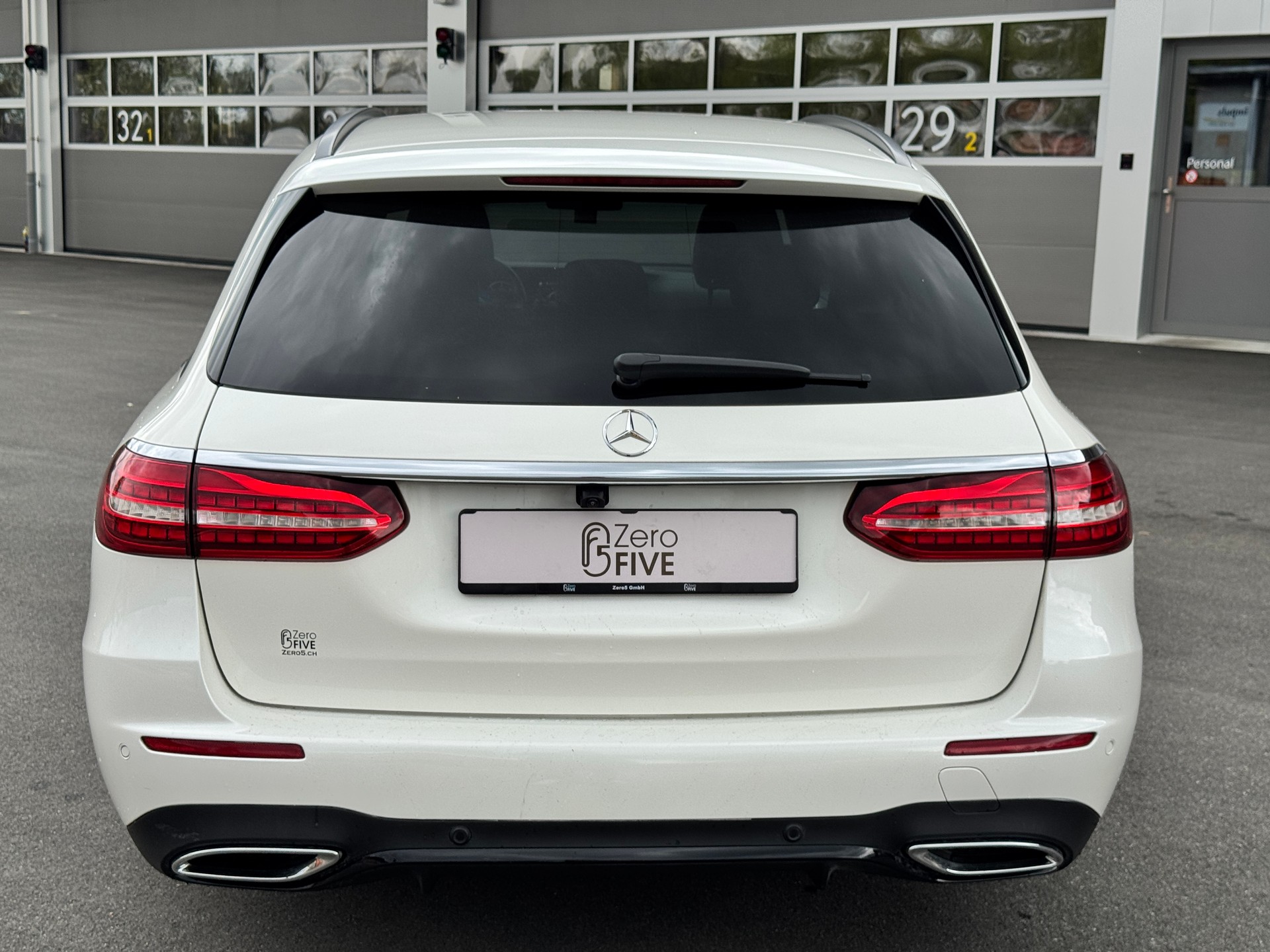 MERCEDES-BENZ E 220 d T 4Matic AMG Line 9G-Tronic-image-4