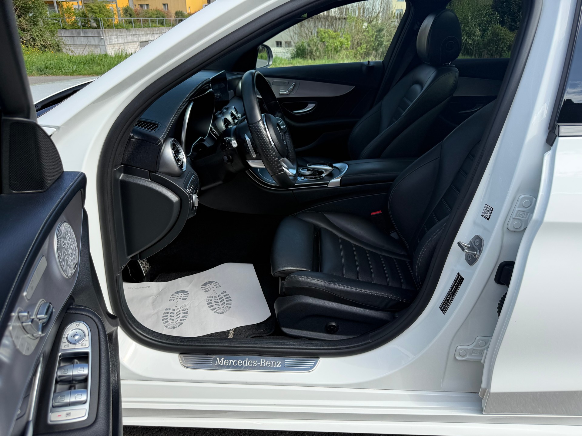 MERCEDES-BENZ C 200 AMG Line 4Matic 9G-Tronic-image-14