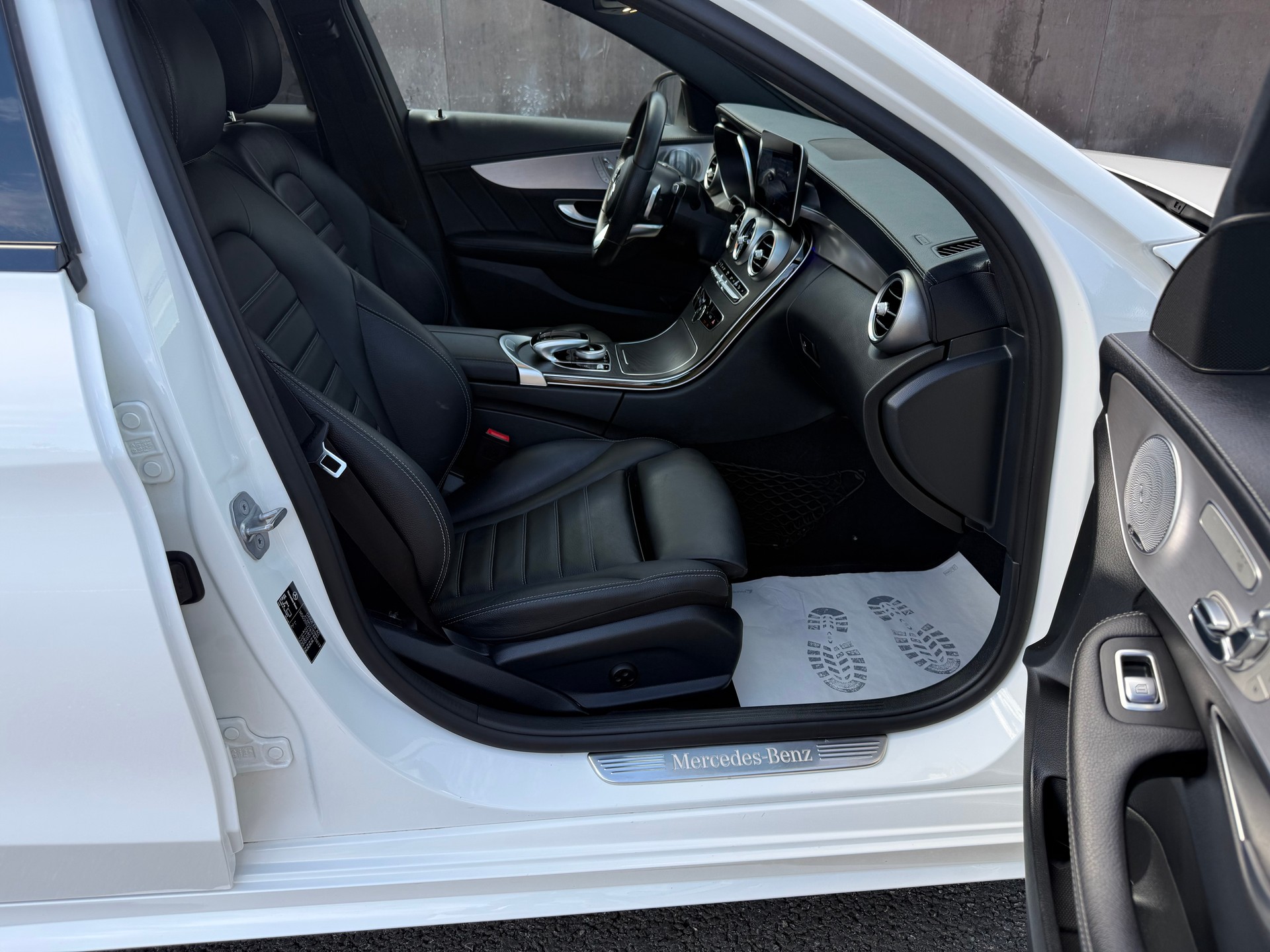 MERCEDES-BENZ C 200 AMG Line 4Matic 9G-Tronic-image-15