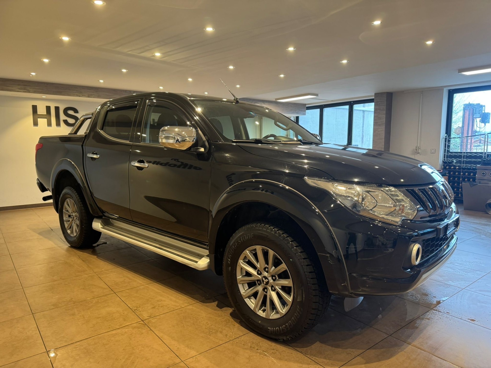 MITSUBISHI L 200 4x4 D-Cab Pick-up 2.4 DID 181 4x4 Black Line-showroom-element-3