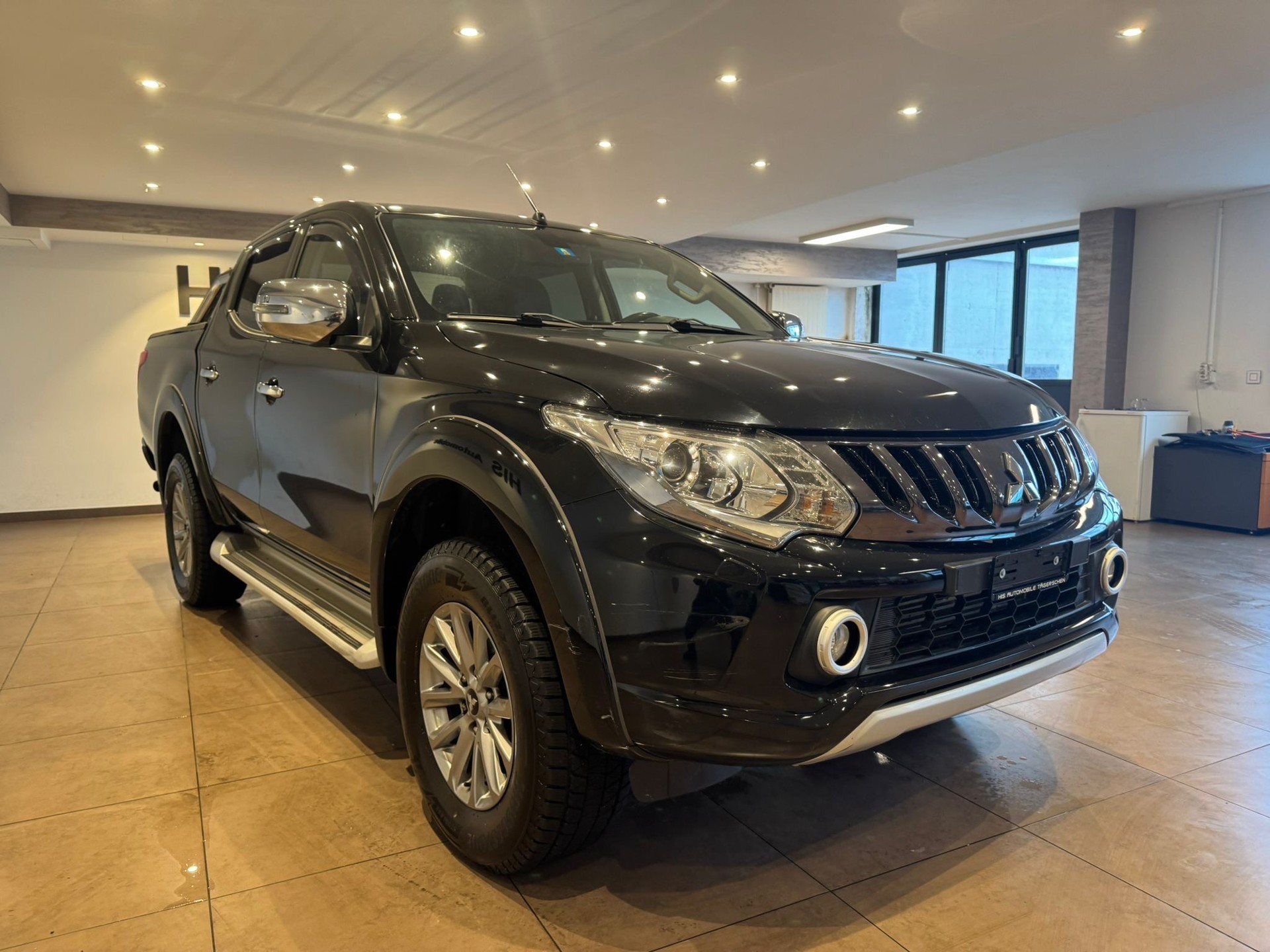 MITSUBISHI L 200 4x4 D-Cab Pick-up 2.4 DID 181 4x4 Black Line-showroom-element-1