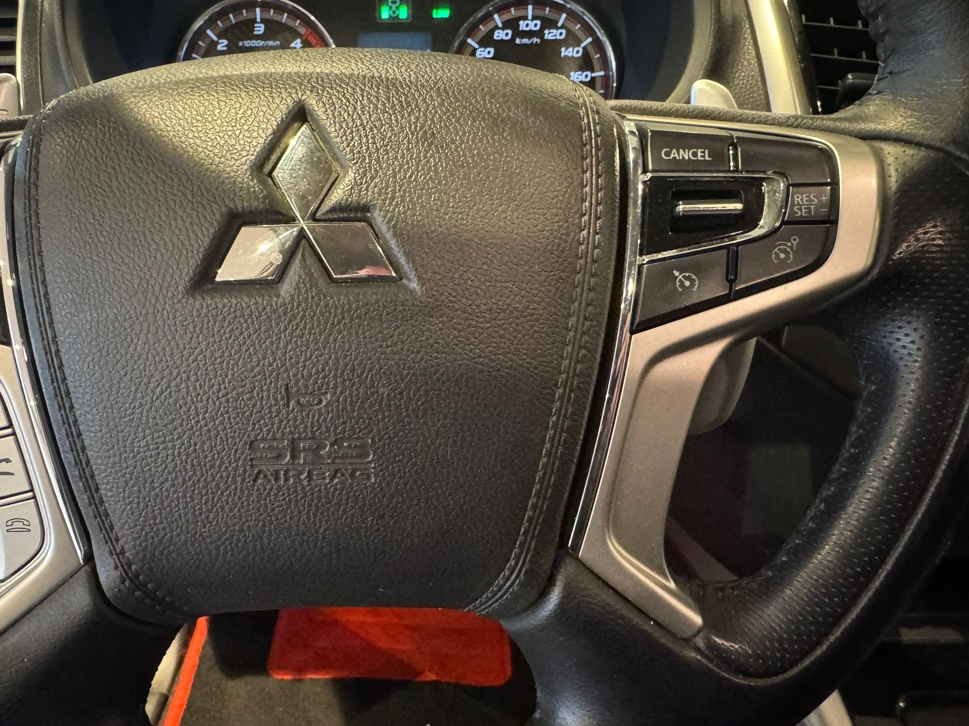 MITSUBISHI L 200 4x4 D-Cab Pick-up 2.4 DID 181 4x4 Black Line-image-17