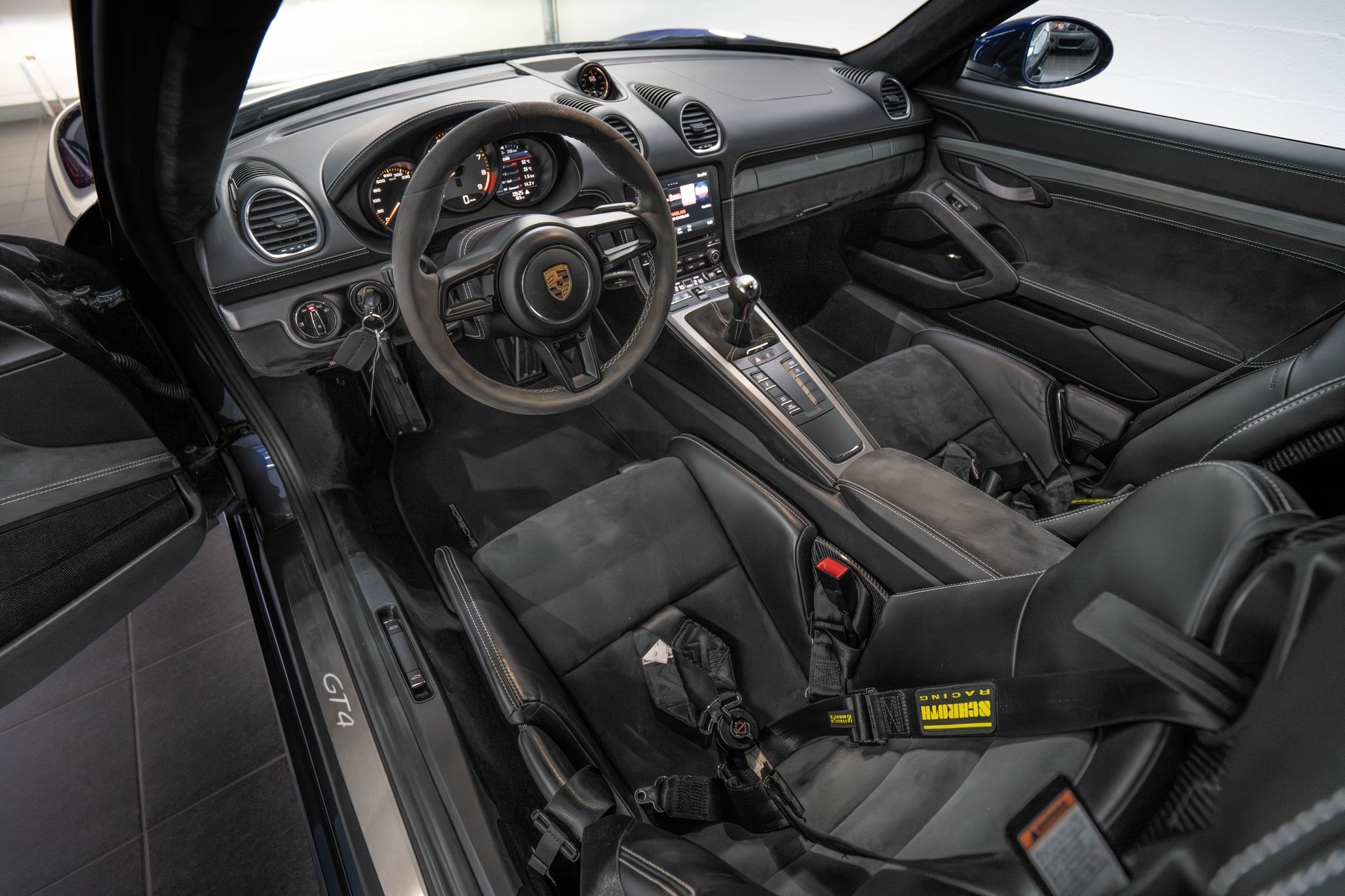 PORSCHE 718 Cayman GT4-image-9