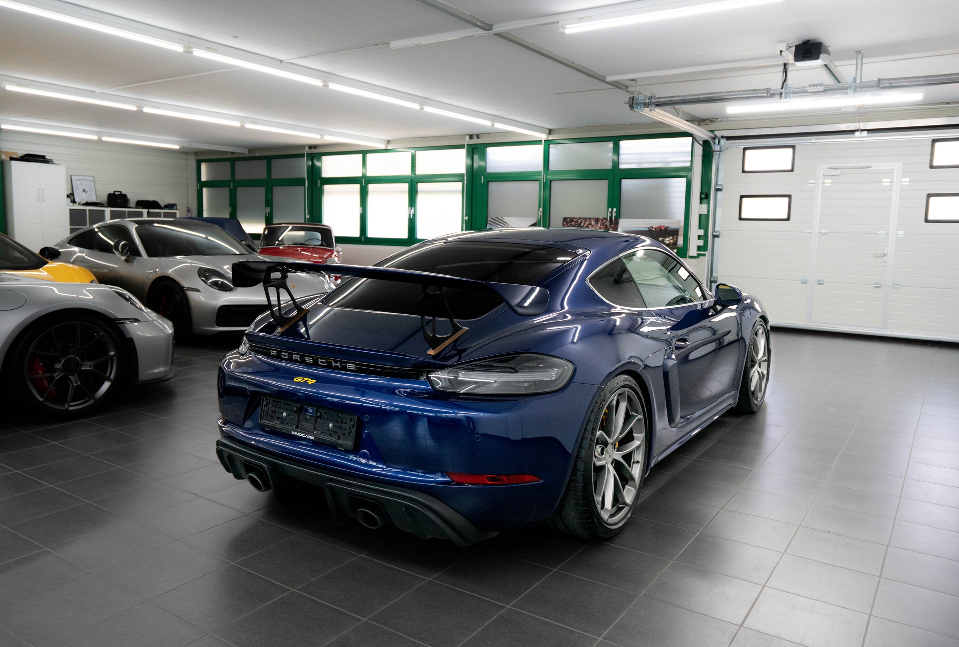 PORSCHE 718 Cayman GT4-image-5