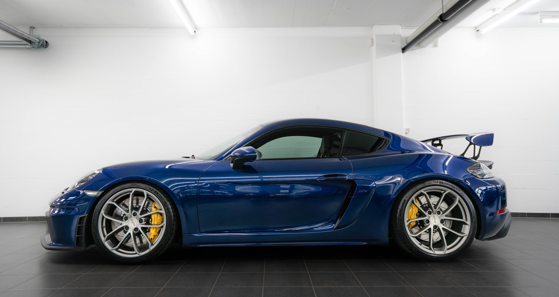 PORSCHE 718 Cayman GT4-showroom-element-3