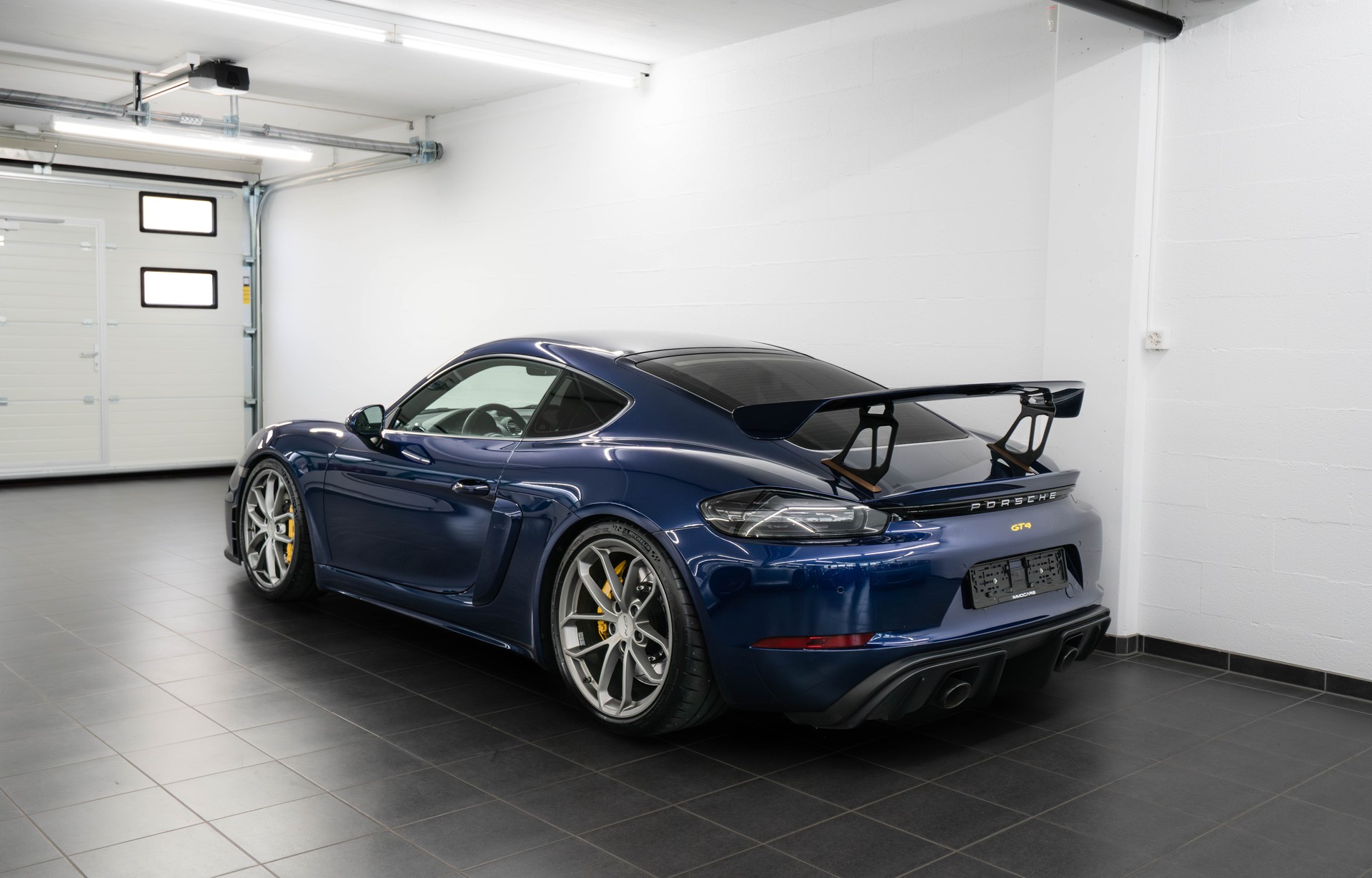 PORSCHE 718 Cayman GT4-image-4