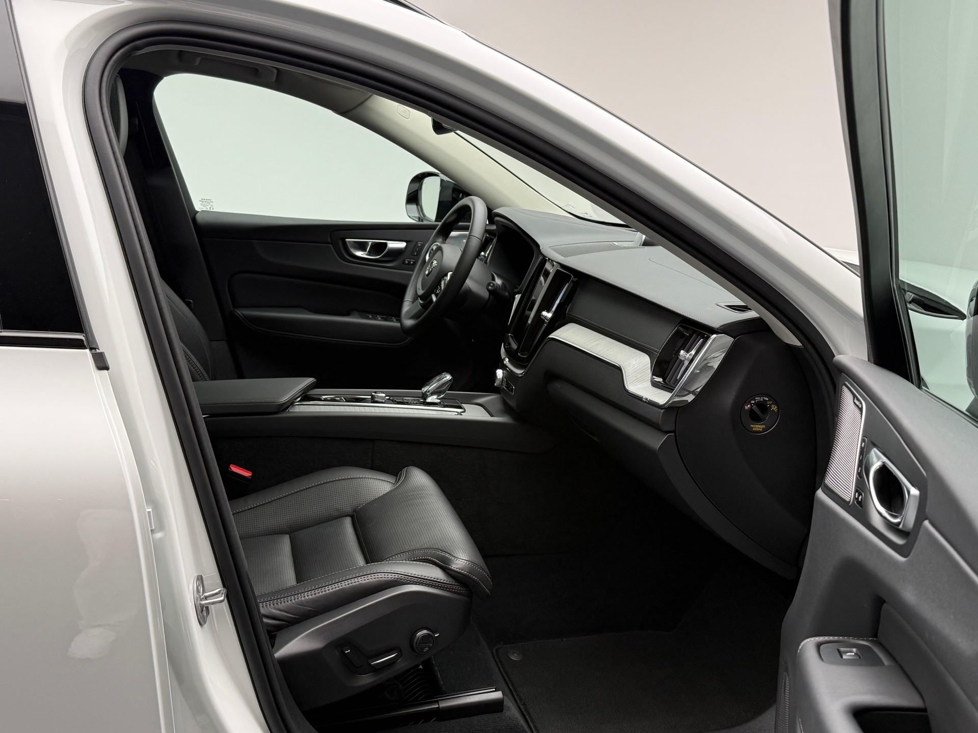 VOLVO XC60 2.0 T8 TE XCLUSIVE Ultra Dark eAWD-image-8