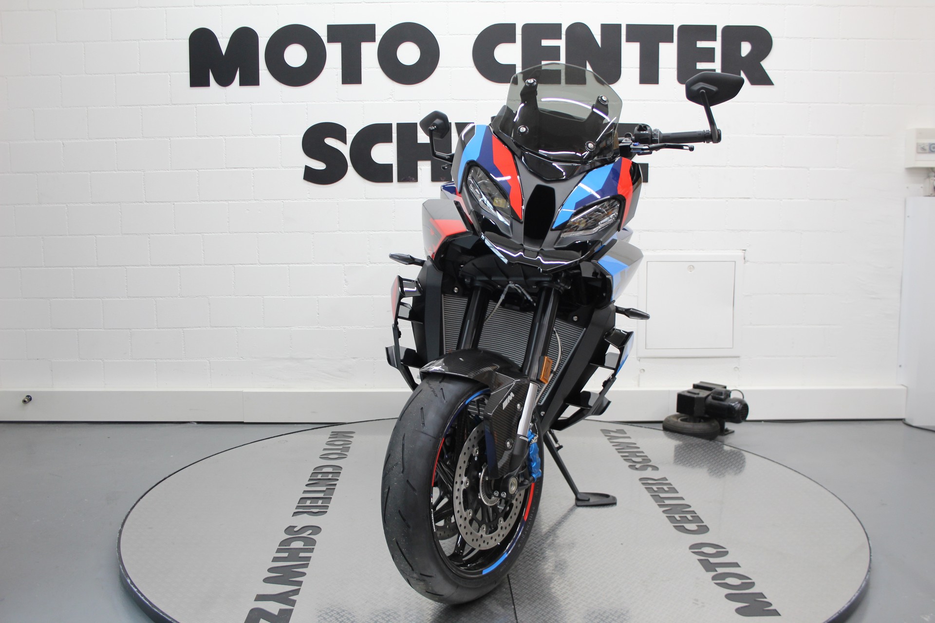 BMW M 1000 XR-showroom-element-2
