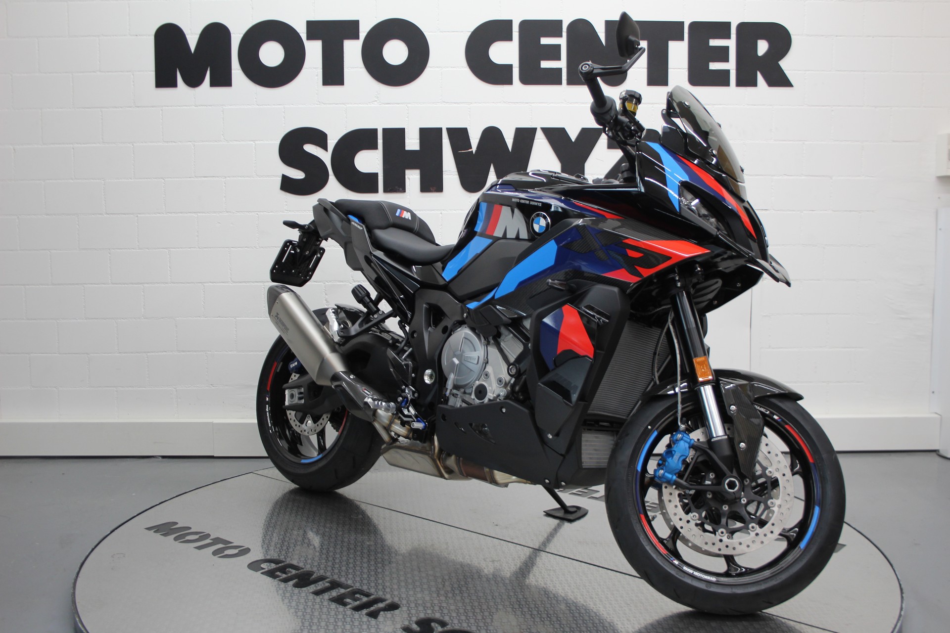 BMW M 1000 XR-showroom-element-1