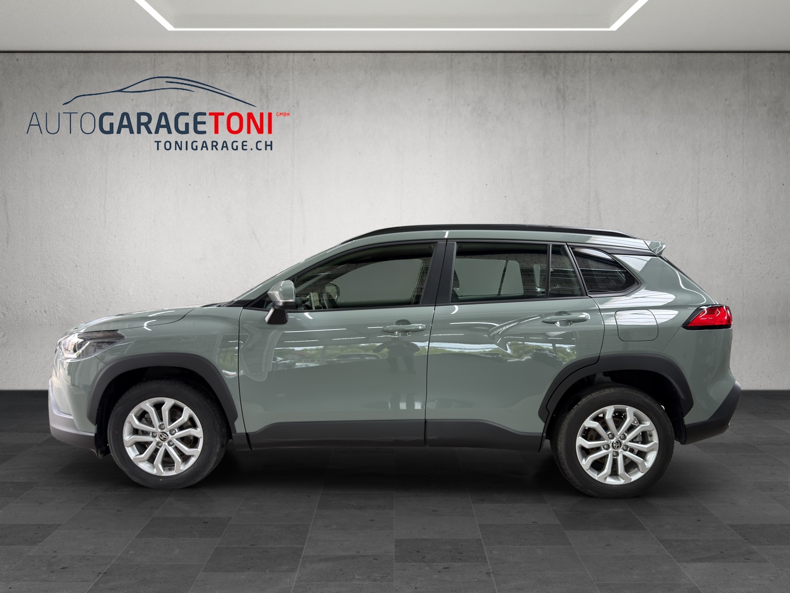 TOYOTA Corolla Cross 1.8 Trend e-CVT-showroom-element-3