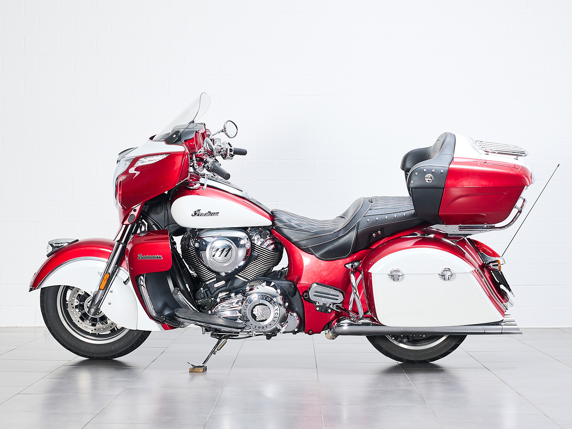 INDIAN Roadmaster-showroom-element-2