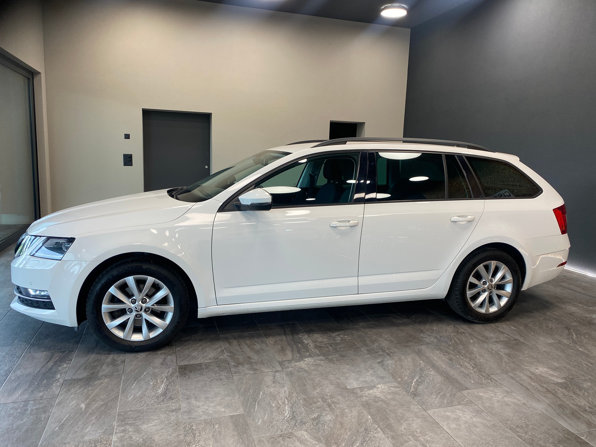 SKODA Octavia Combi 2.0 TDI Style DSG-image-1