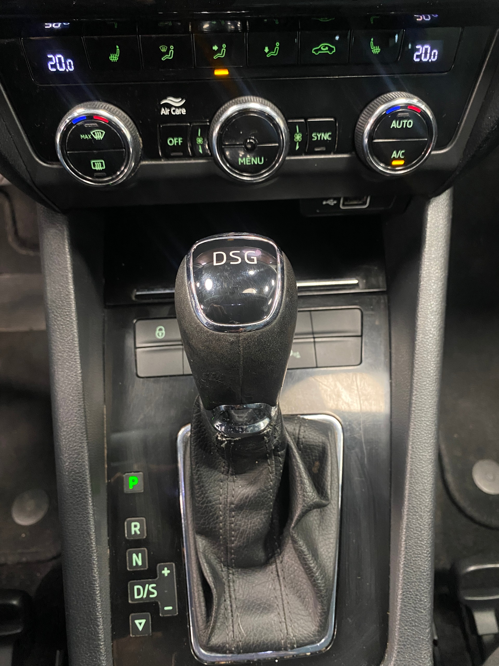 SKODA Octavia Combi 2.0 TDI Style DSG-image-14