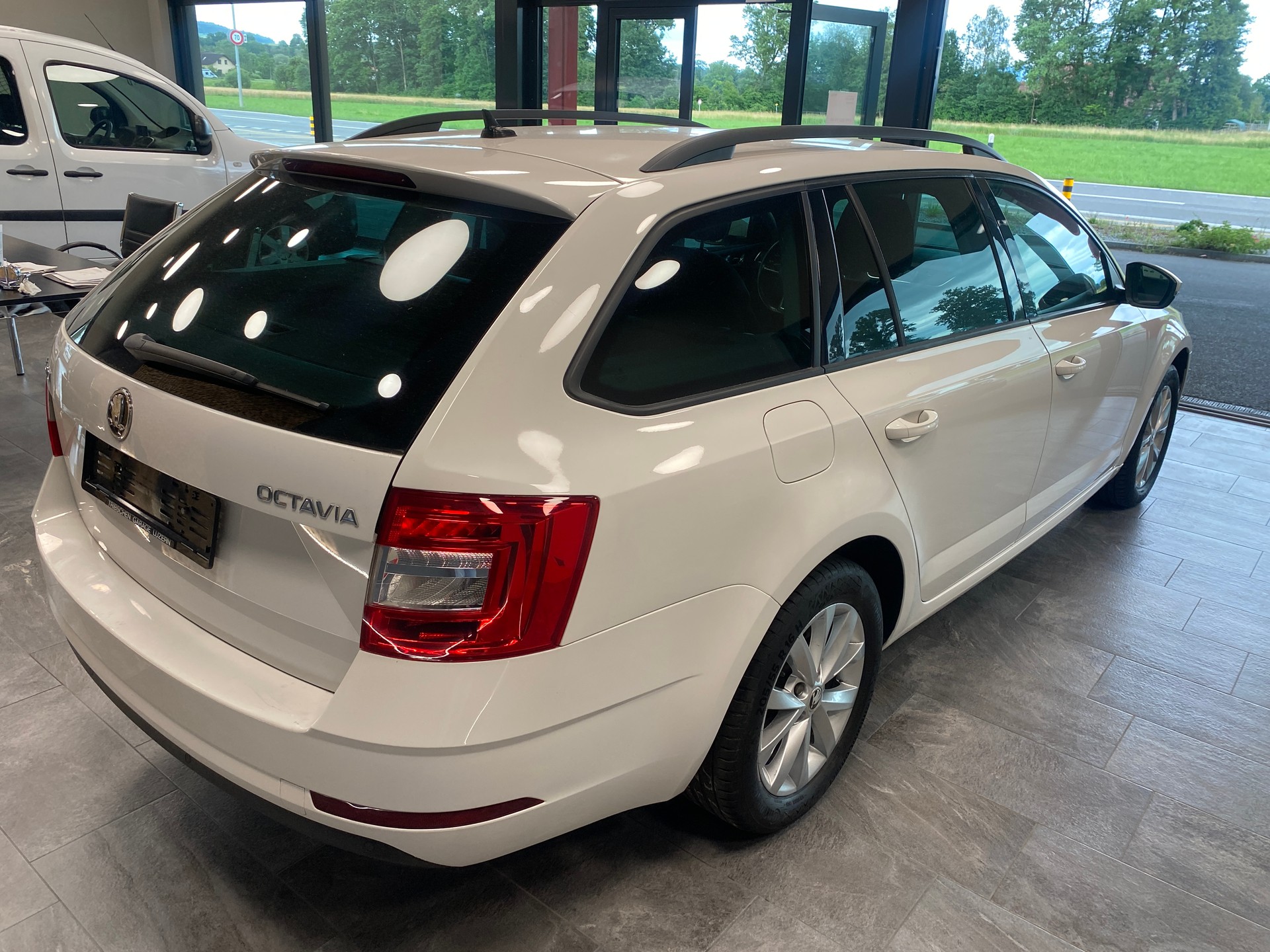 SKODA Octavia Combi 2.0 TDI Style DSG-image-3