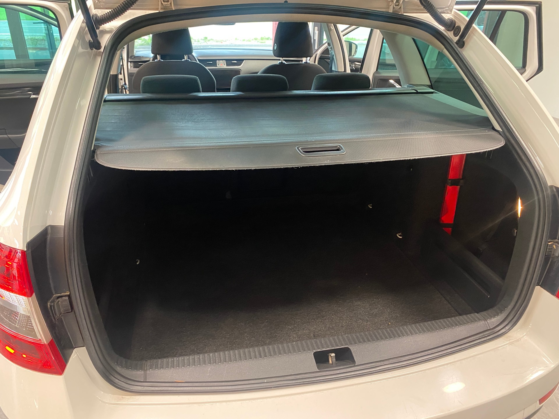SKODA Octavia Combi 2.0 TDI Style DSG-image-10