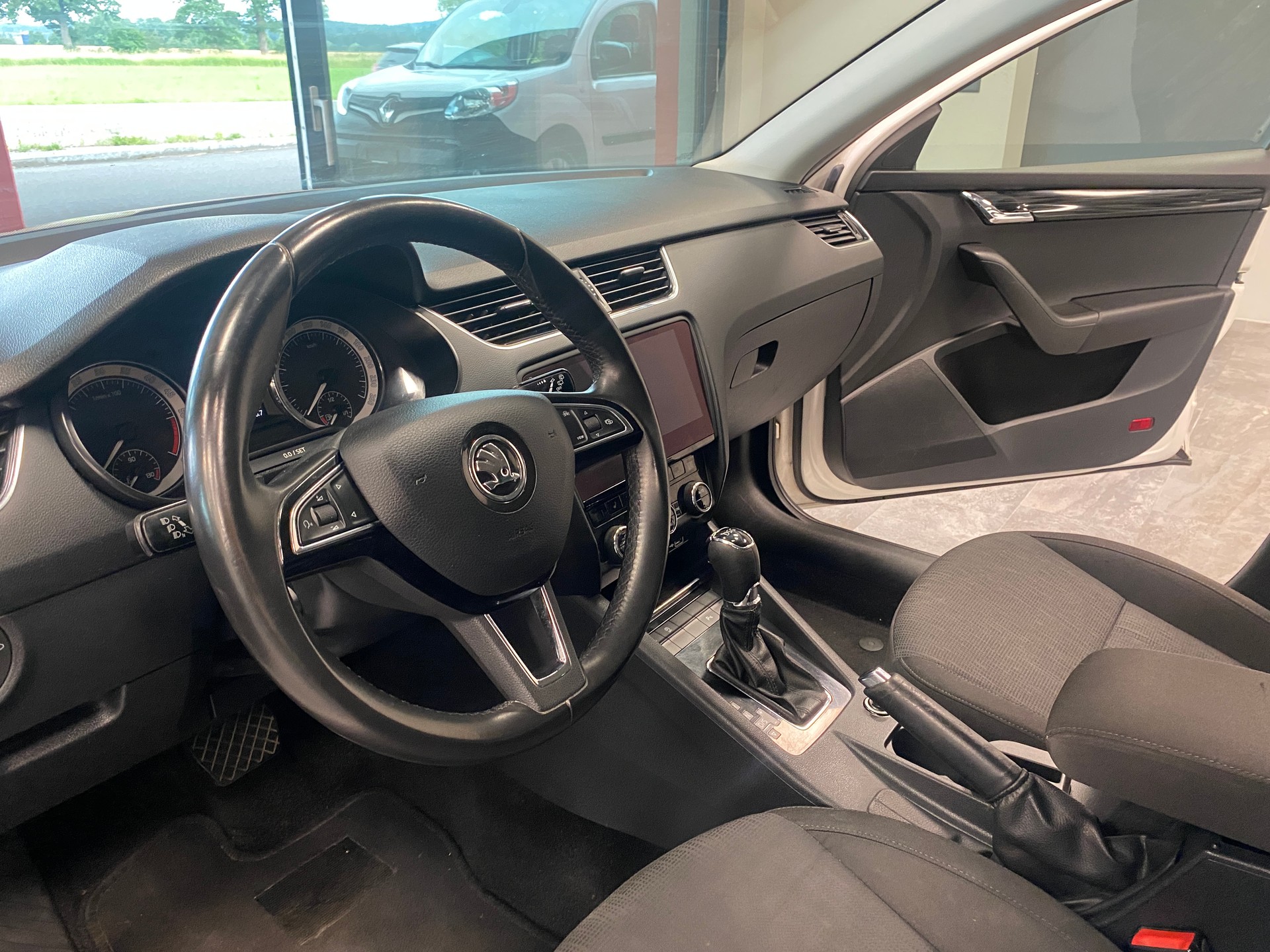 SKODA Octavia Combi 2.0 TDI Style DSG-image-5