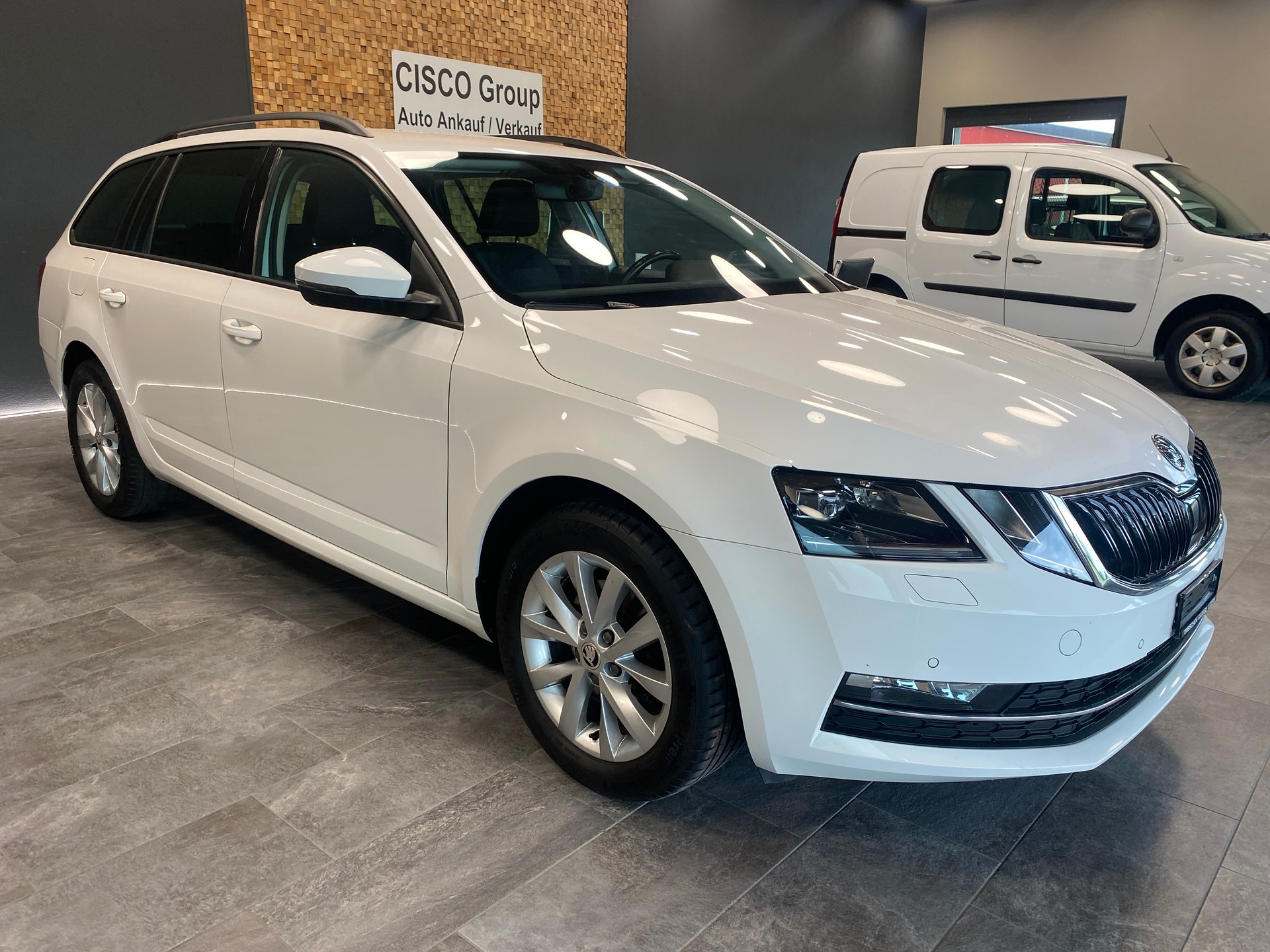 SKODA Octavia Combi 2.0 TDI Style DSG-image-4