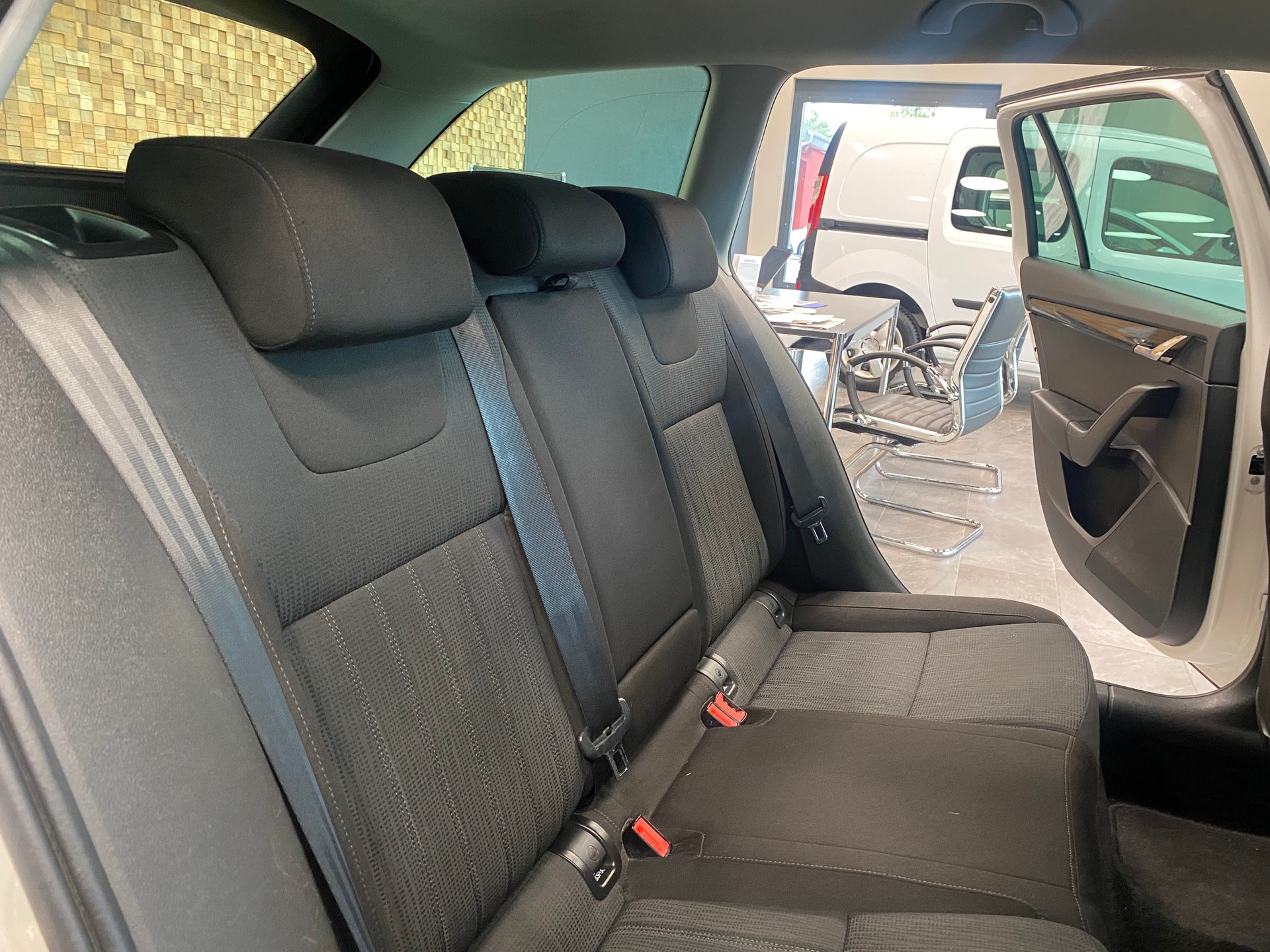 SKODA Octavia Combi 2.0 TDI Style DSG-image-9