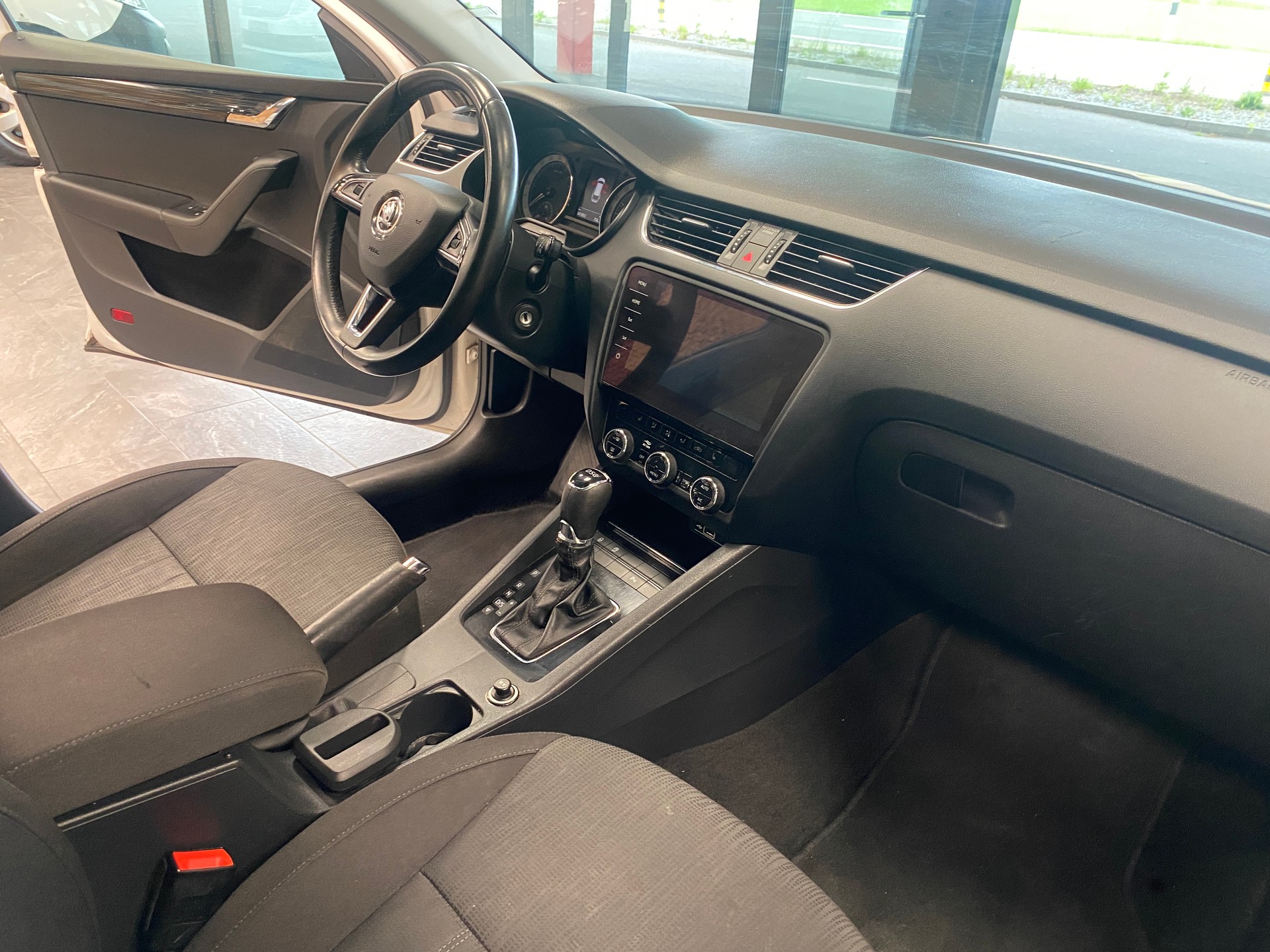 SKODA Octavia Combi 2.0 TDI Style DSG-image-6