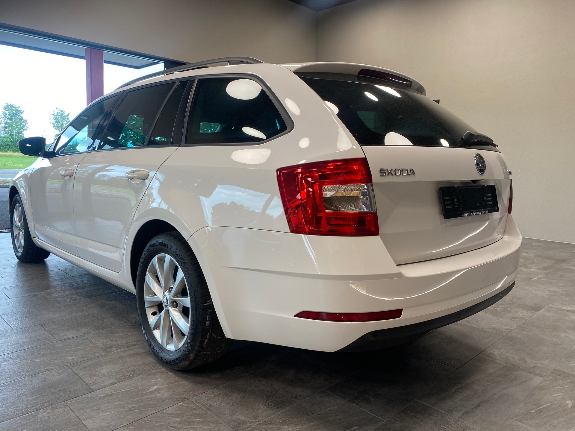SKODA Octavia Combi 2.0 TDI Style DSG-image-2