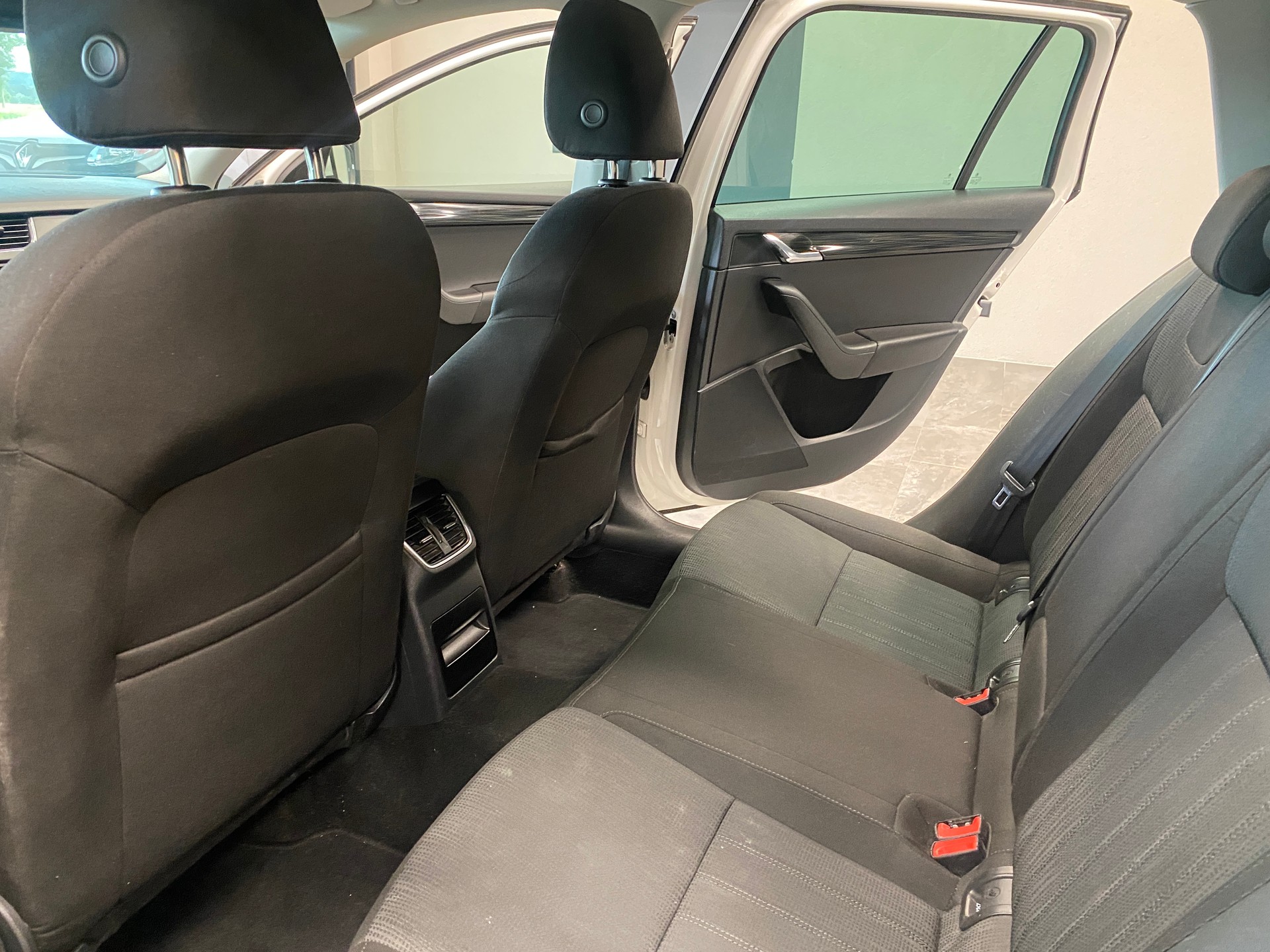 SKODA Octavia Combi 2.0 TDI Style DSG-image-8