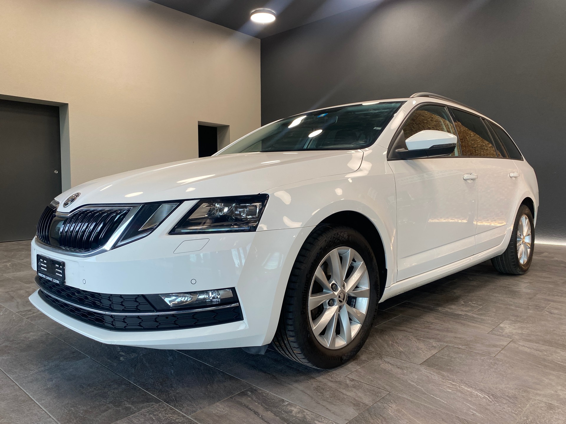 SKODA Octavia Combi 2.0 TDI Style DSG-image-0