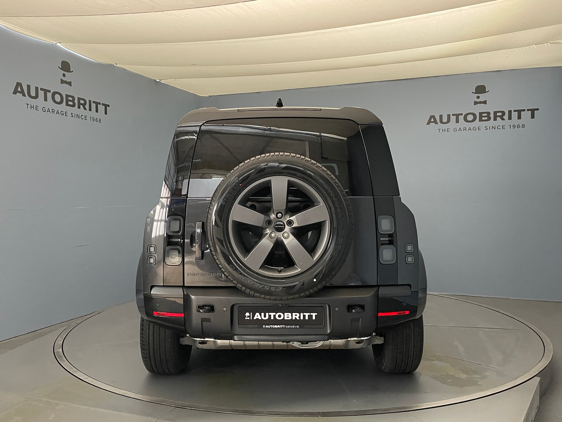 LAND ROVER Defender 110 2.0 P300e X-Dynamic HSE-image-4