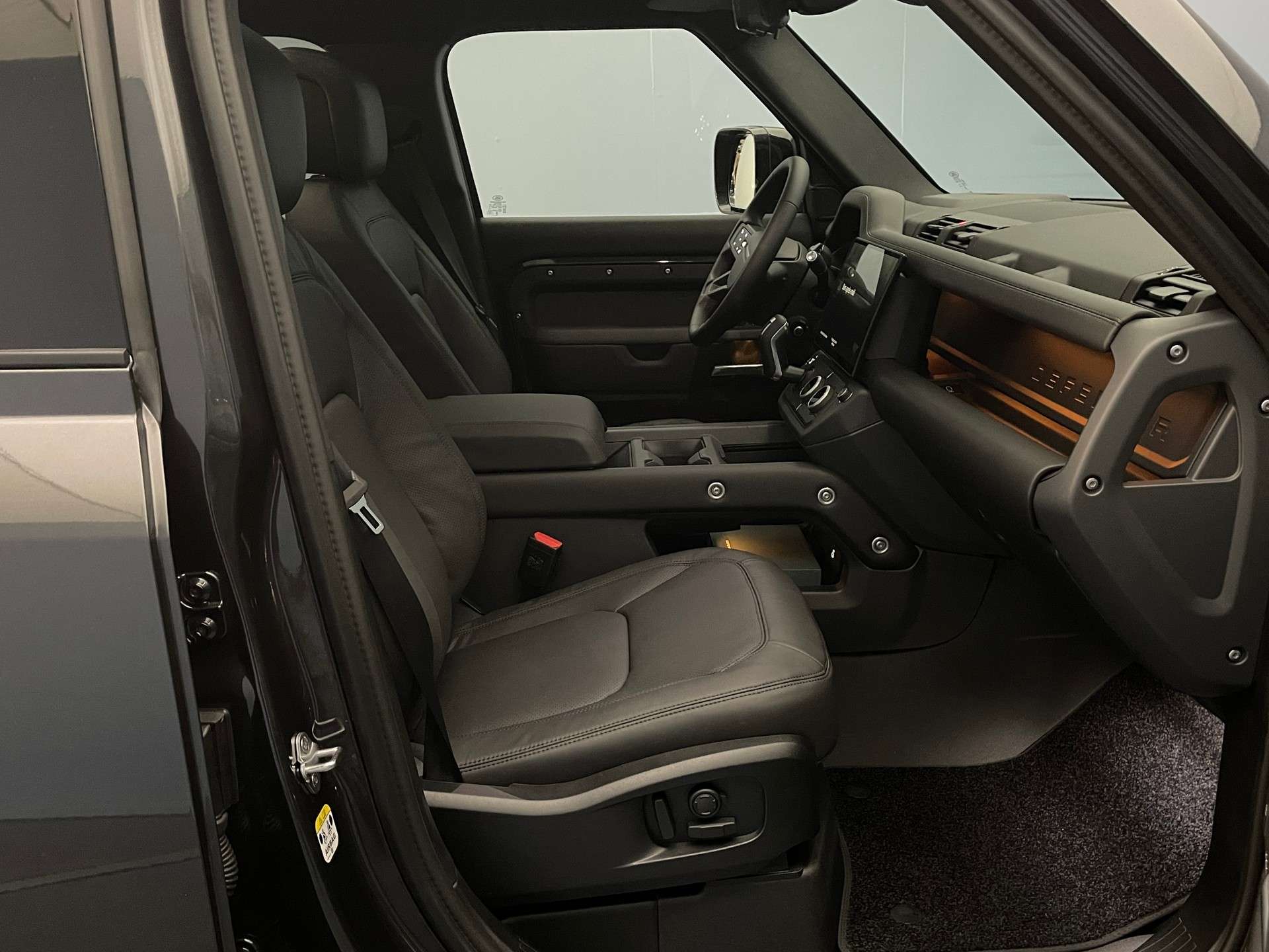 LAND ROVER Defender 110 2.0 P300e X-Dynamic HSE-image-8